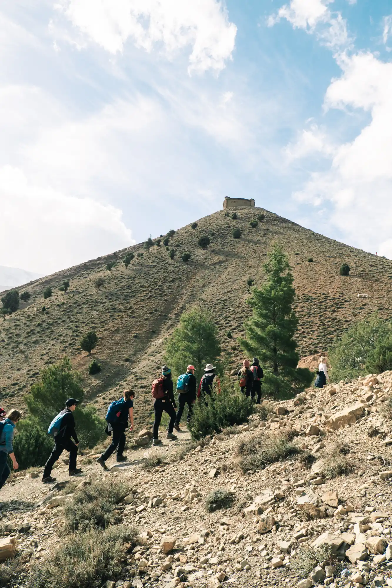 Randonneurs progressant sur un sentier rocailleux à Sidi Moussa au coeur da la vallée des ait bougemez.