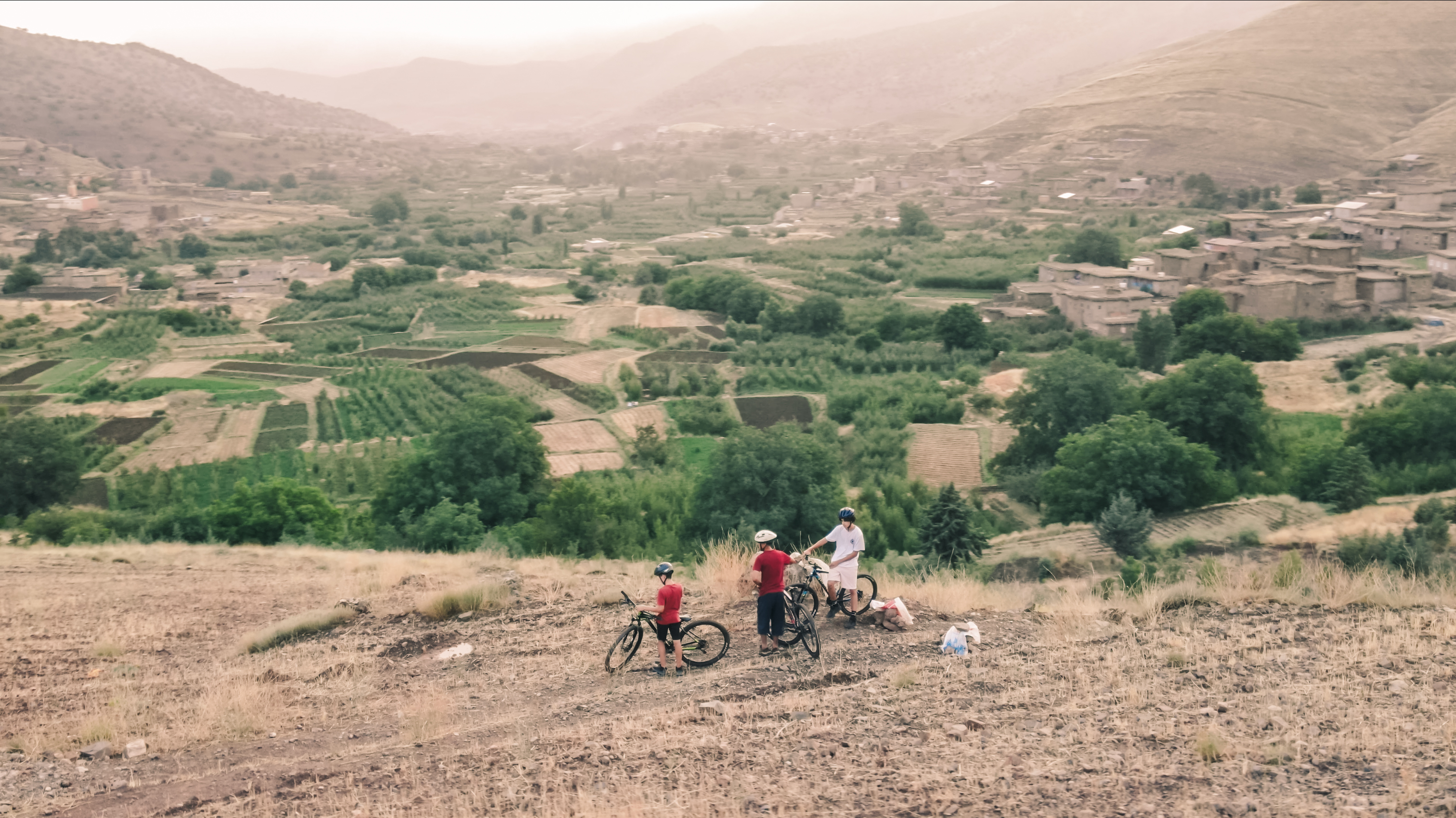 VTT dans la vallée berbère du Haut Atlas, Maroc, paysage rural