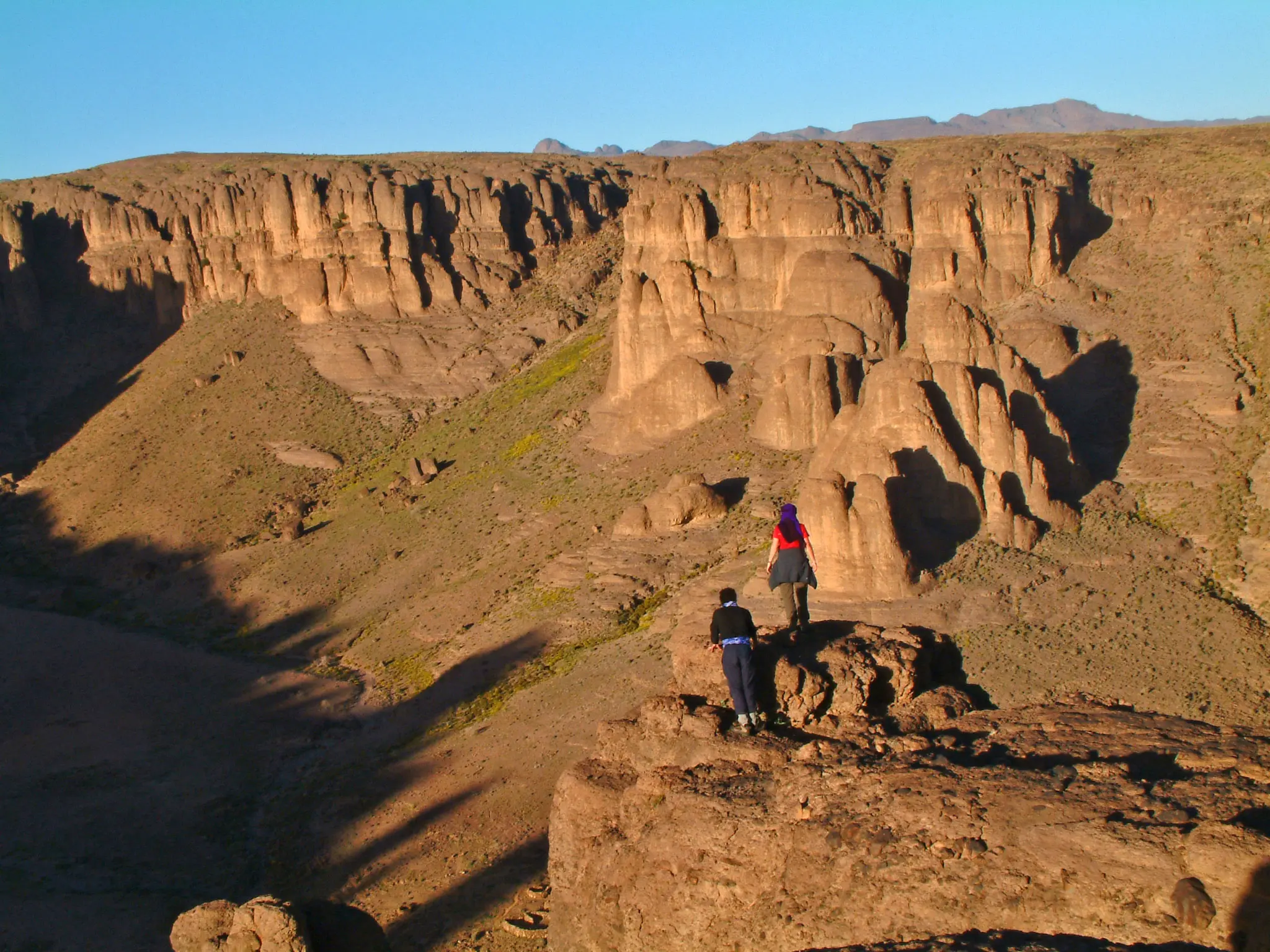 Randonneurs dans la vallée rocheuse du Saghro au sud marocain au coucher du soleil