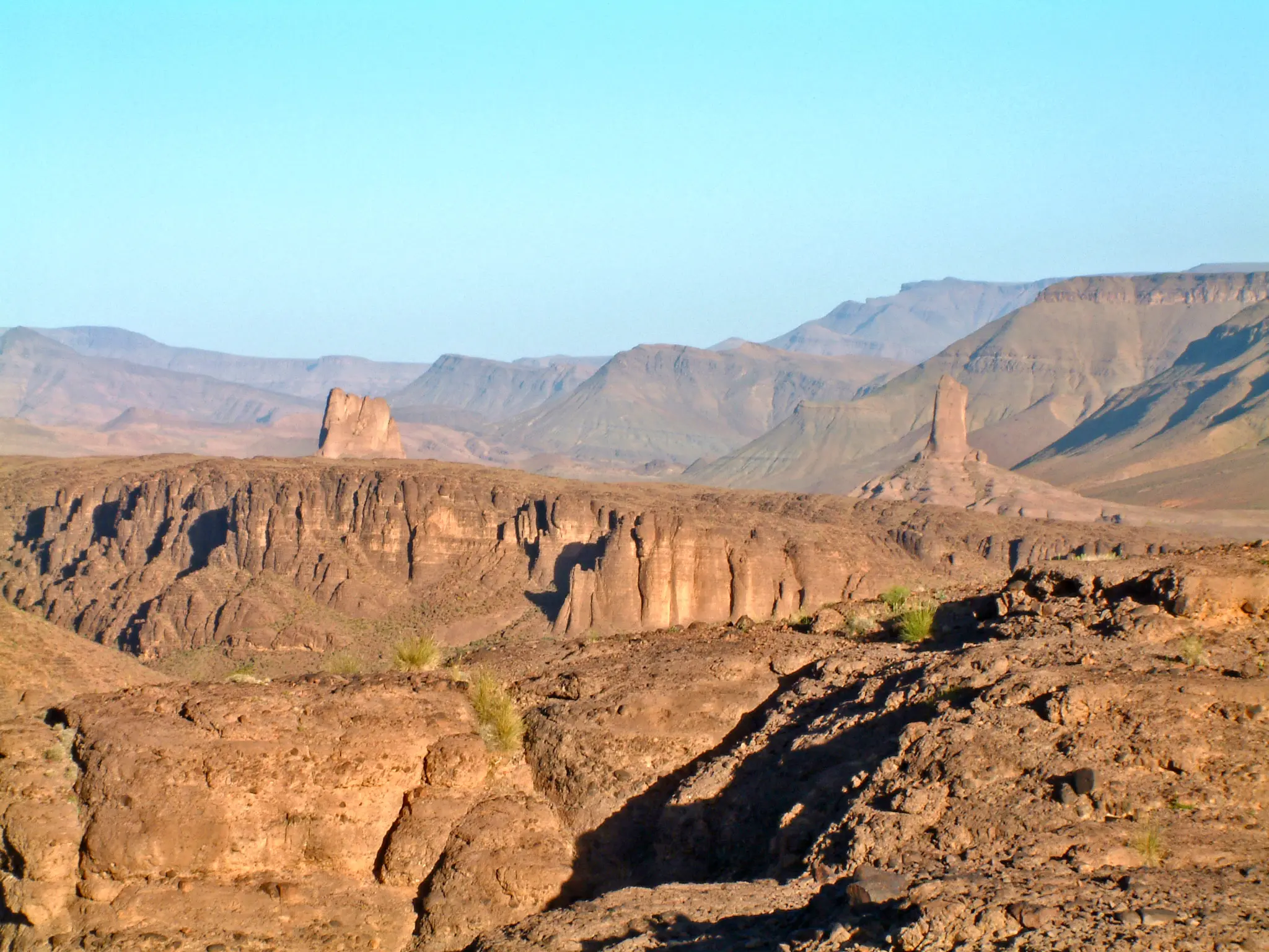 Paysage rocheux du Saghro dans le  Haut Atlas marocain avec falaises et formations géologiques