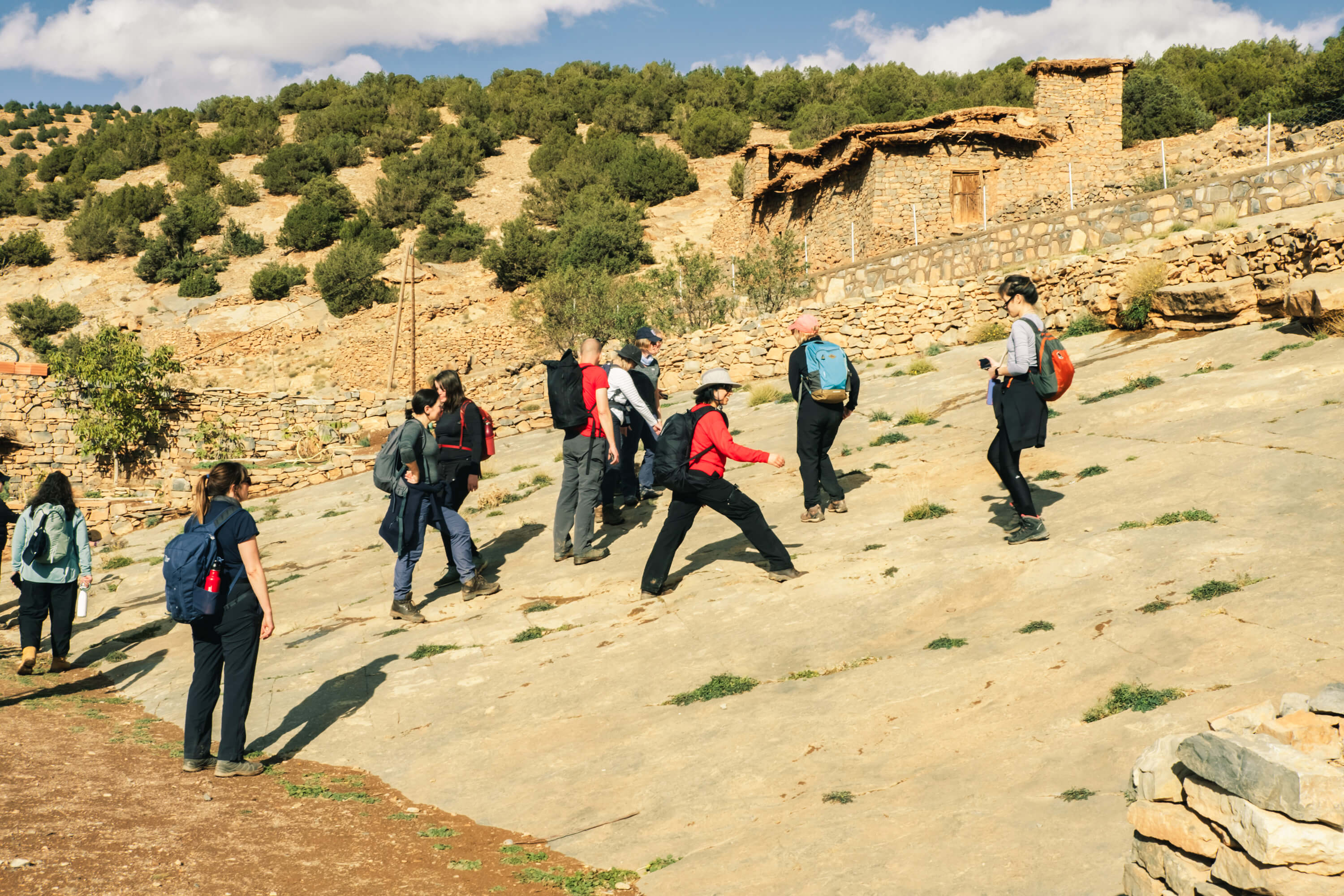 Randonneurs dans la vallée des Aït Bougmez, Haut Atlas marocain