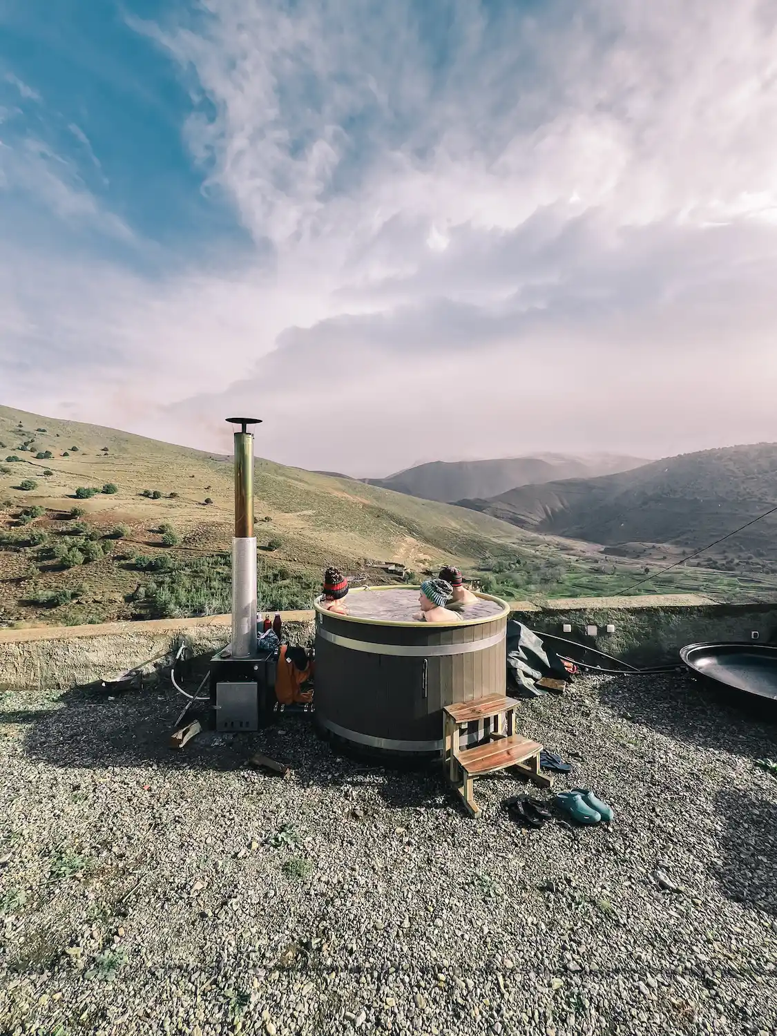 Bain nordique en plein air dans les montagnes de l'Atlas marocain