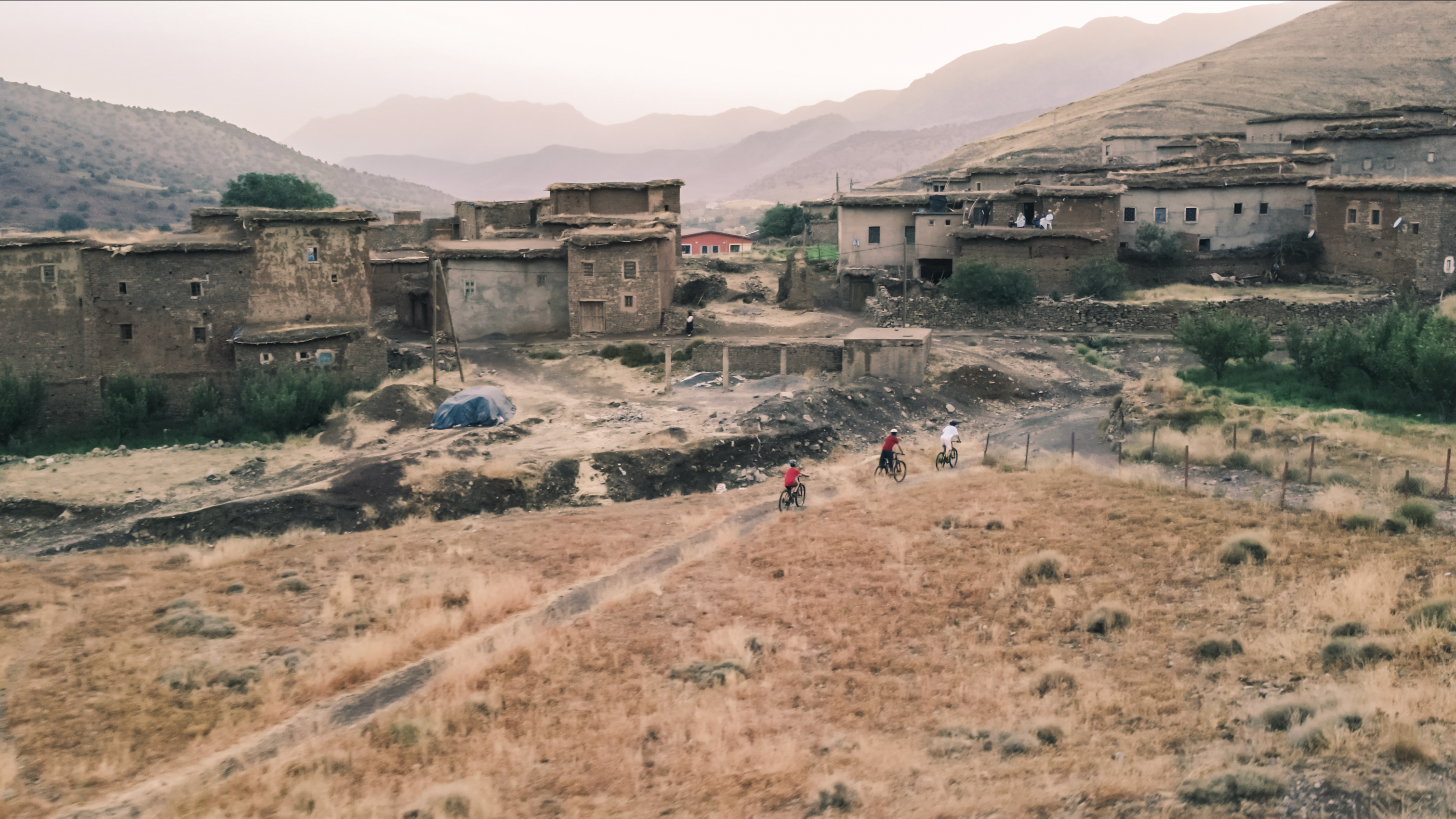 Cyclistes dans un village berbère des montagnes de l'Atlas marocain