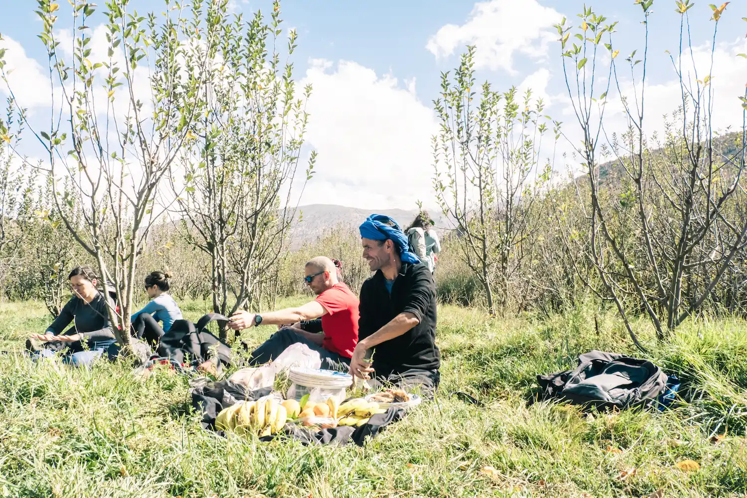 Pause déjeuner lors d'une randonnée dans les vergers du Haut Atlas marocain