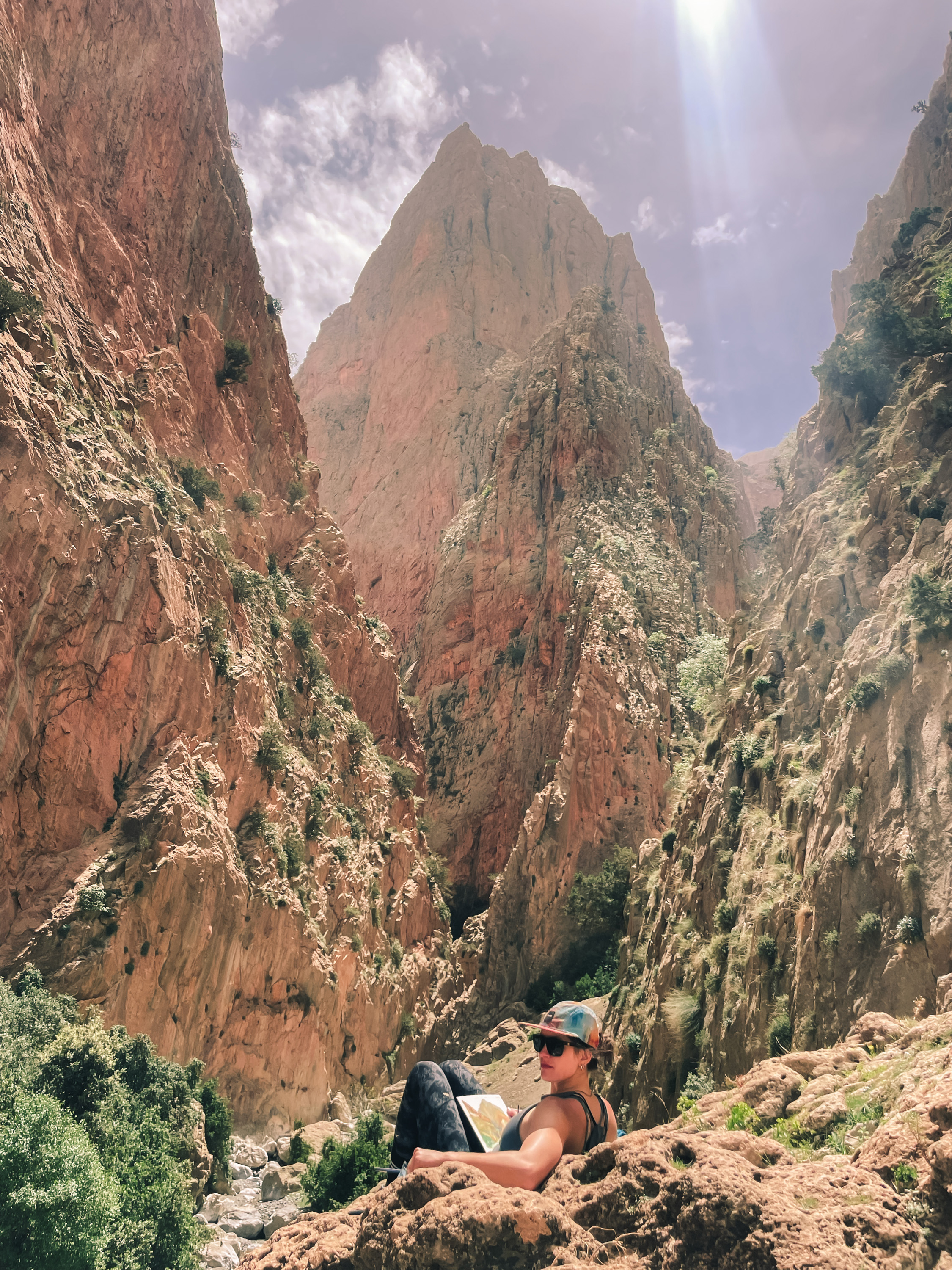 Randonneuse se reposant dans les gorges rocheuses du Haut Atlas marocain