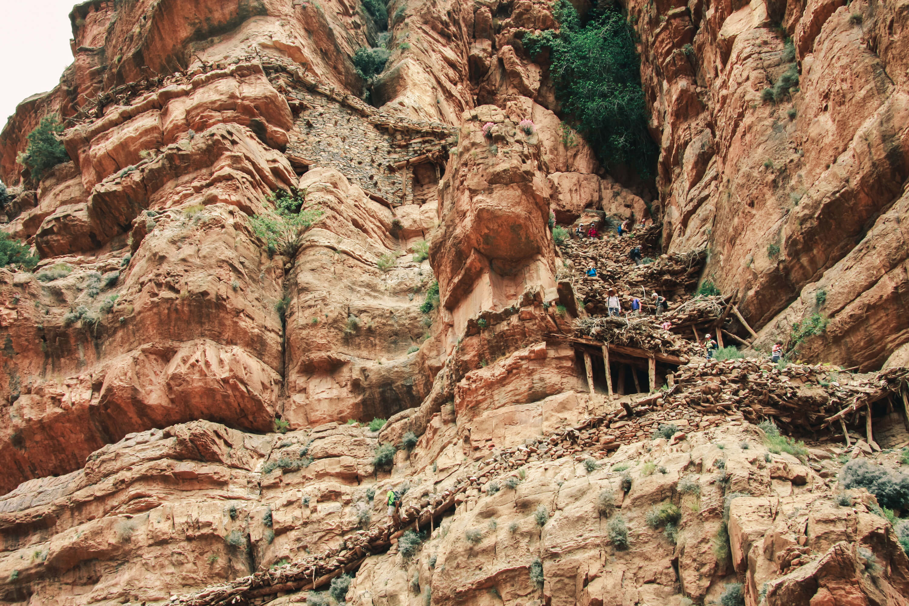 Écolodge traditionnel berbère niché dans les falaises rocheuses de l'Atlas marocain