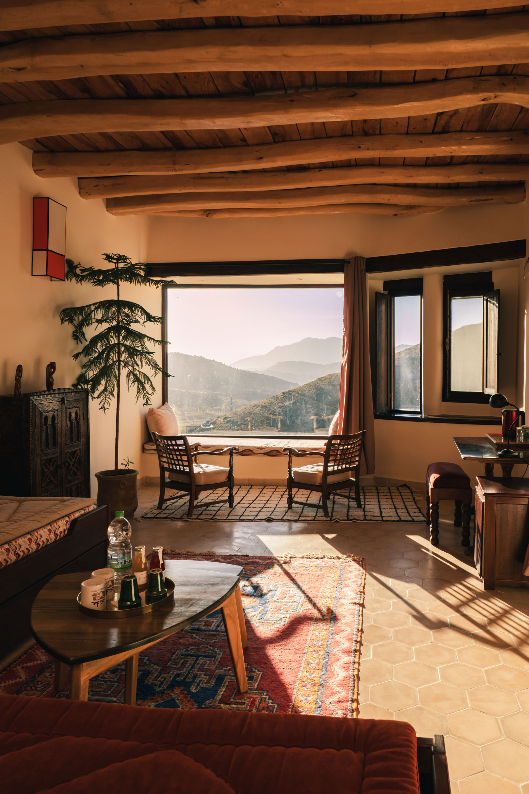 Intérieur d'écolodge berbère dans le Haut Atlas marocain avec vue montagneuse