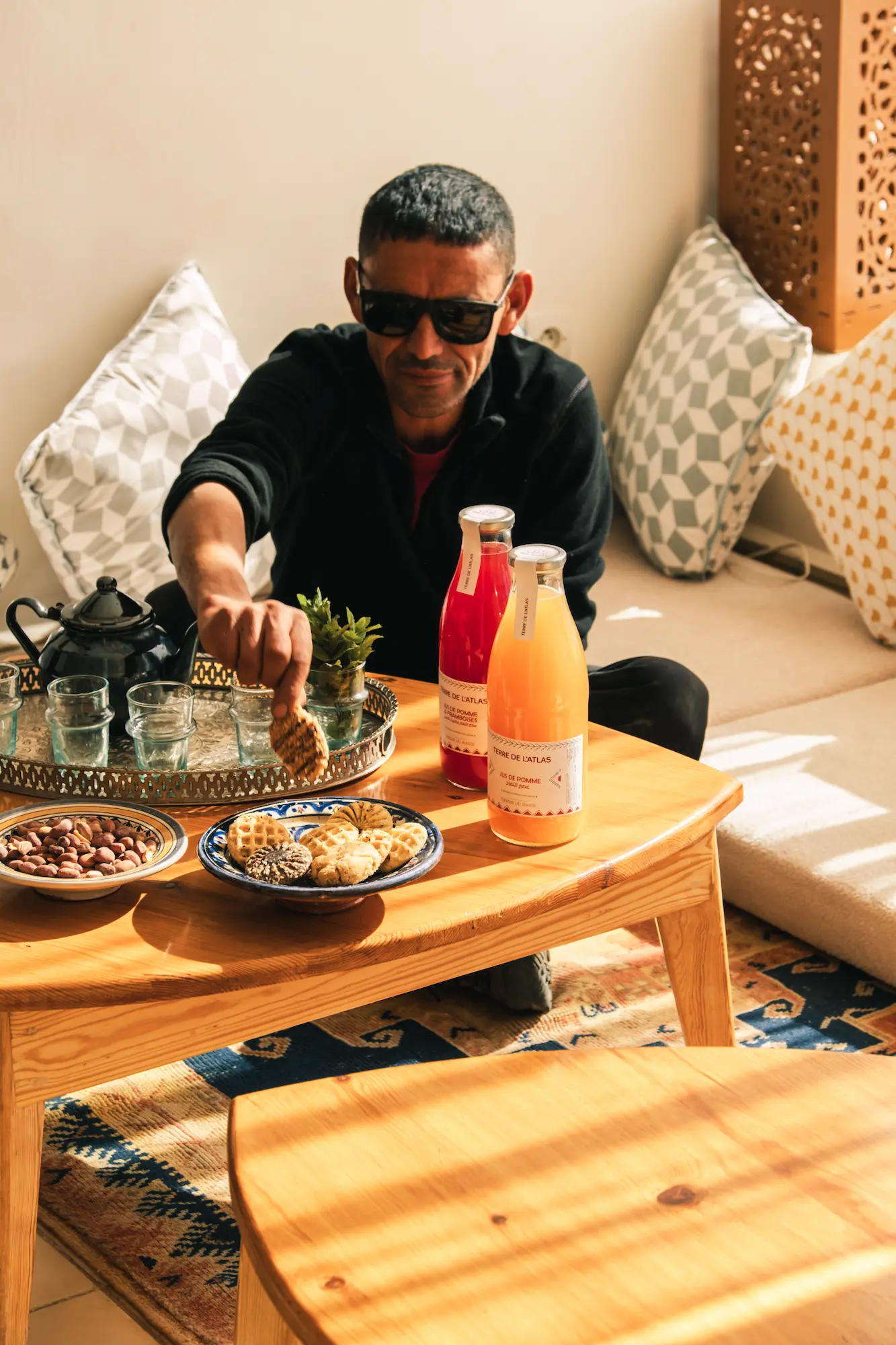 Pause café traditionnelle dans un écolodge berbère du Haut Atlas marocain