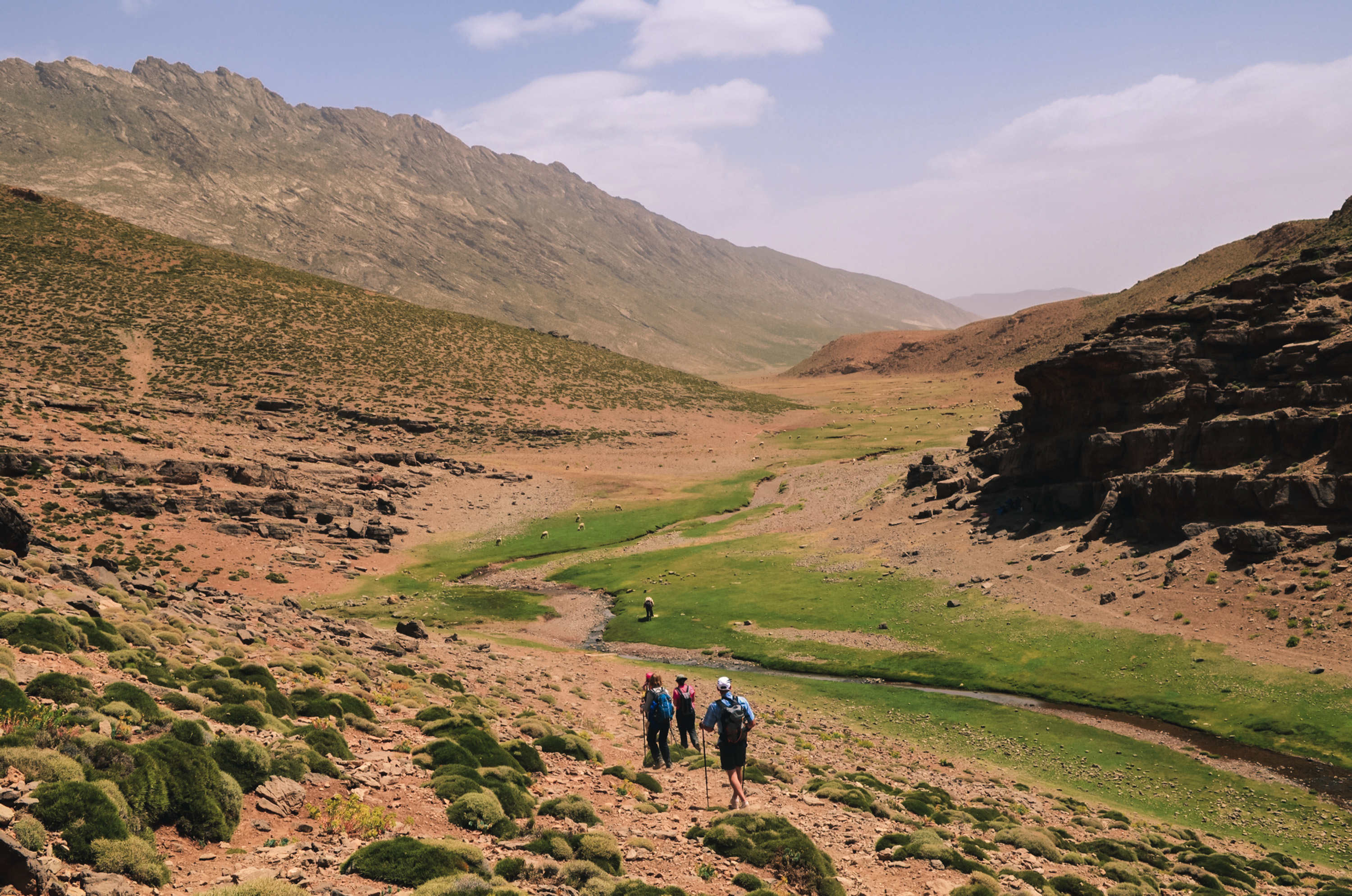 Randonneurs dans la vallée verdoyante des Aït Bougmez, Haut Atlas marocain