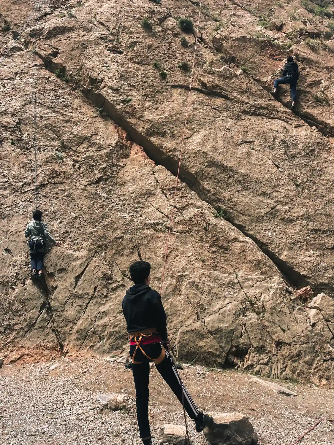 Grimpeurs escaladant une paroi rocheuse dans le Haut Atlas marocain
