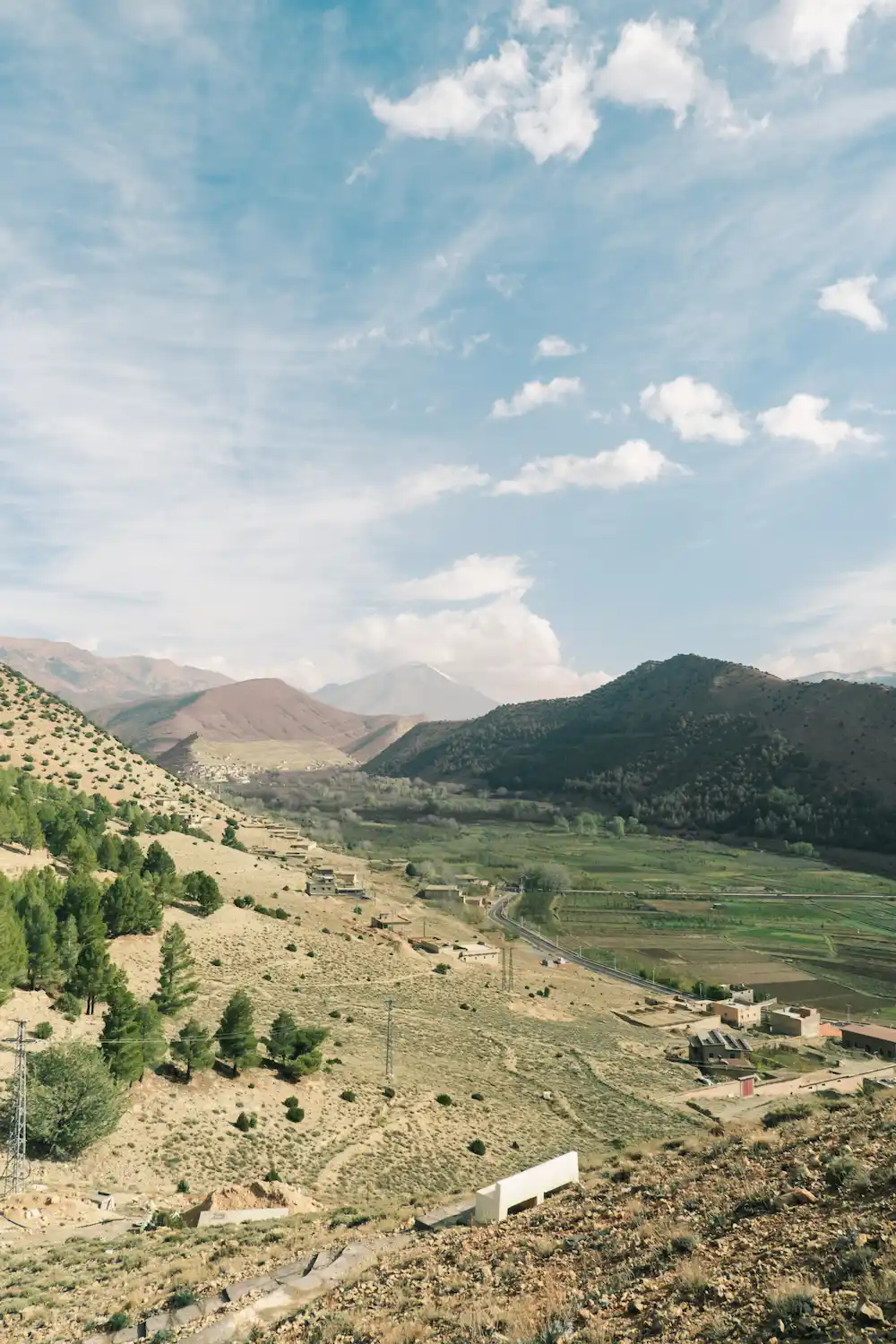 Paysage vallonné du Haut Atlas marocain avec villages et montagnes verdoyantes
