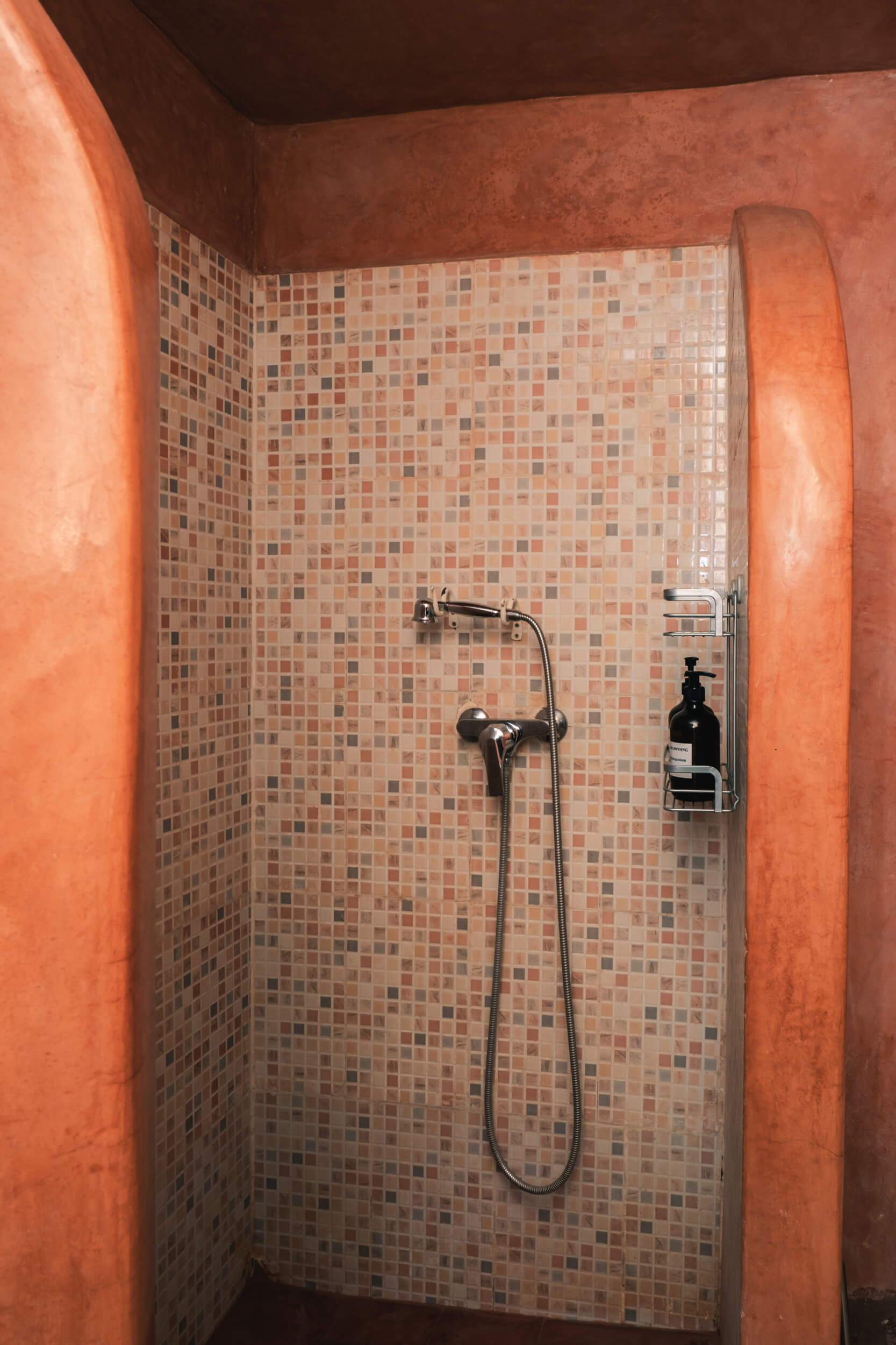 Douche de la Chambre Familiale de l'écolodge Touda dans la Vallée d'Ait Bougemez, Haut Atlas