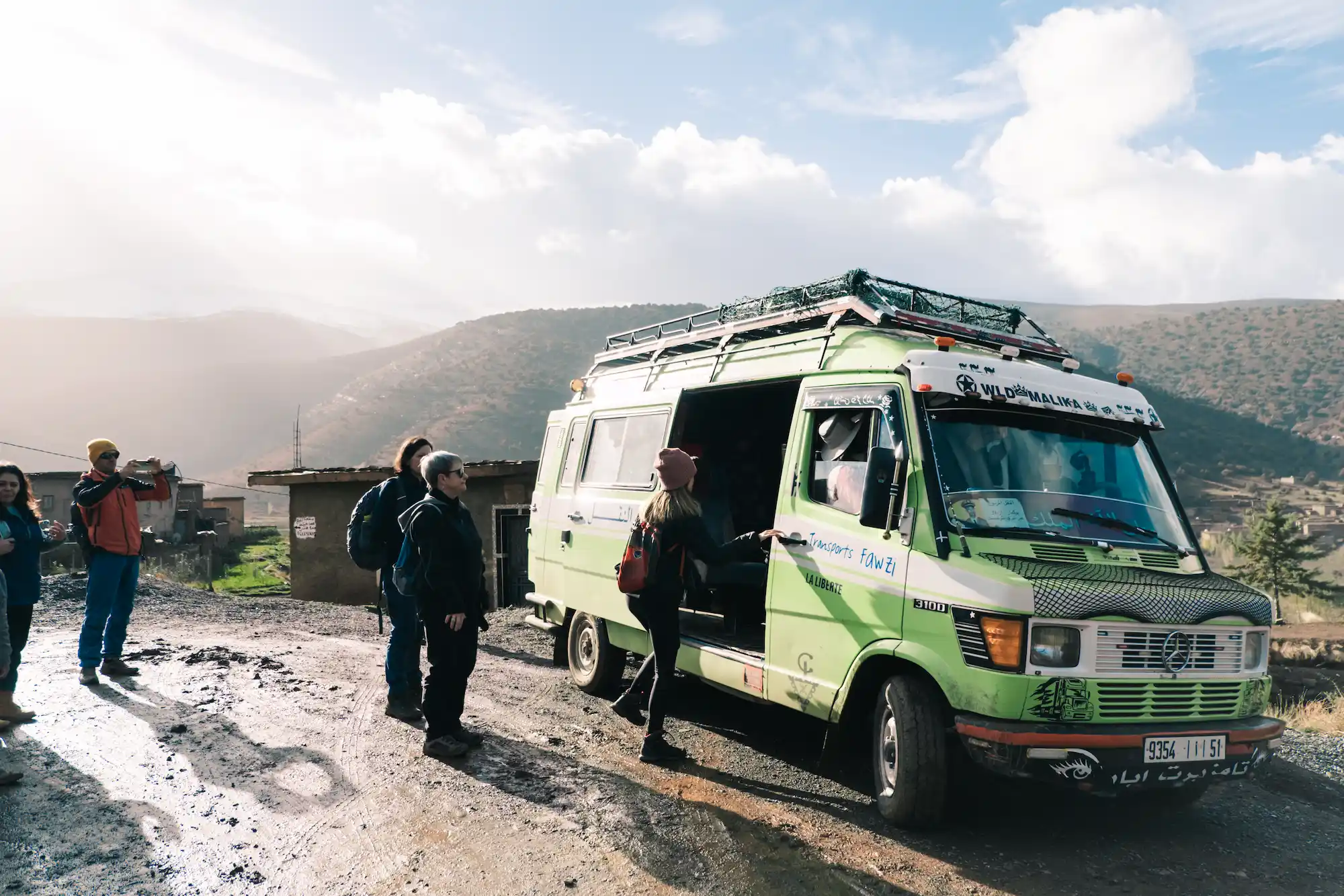 Fourgonnette verte dans un village de montagne du Haut Atlas, transport local et mobilité douce depuis Touda Ecolodge