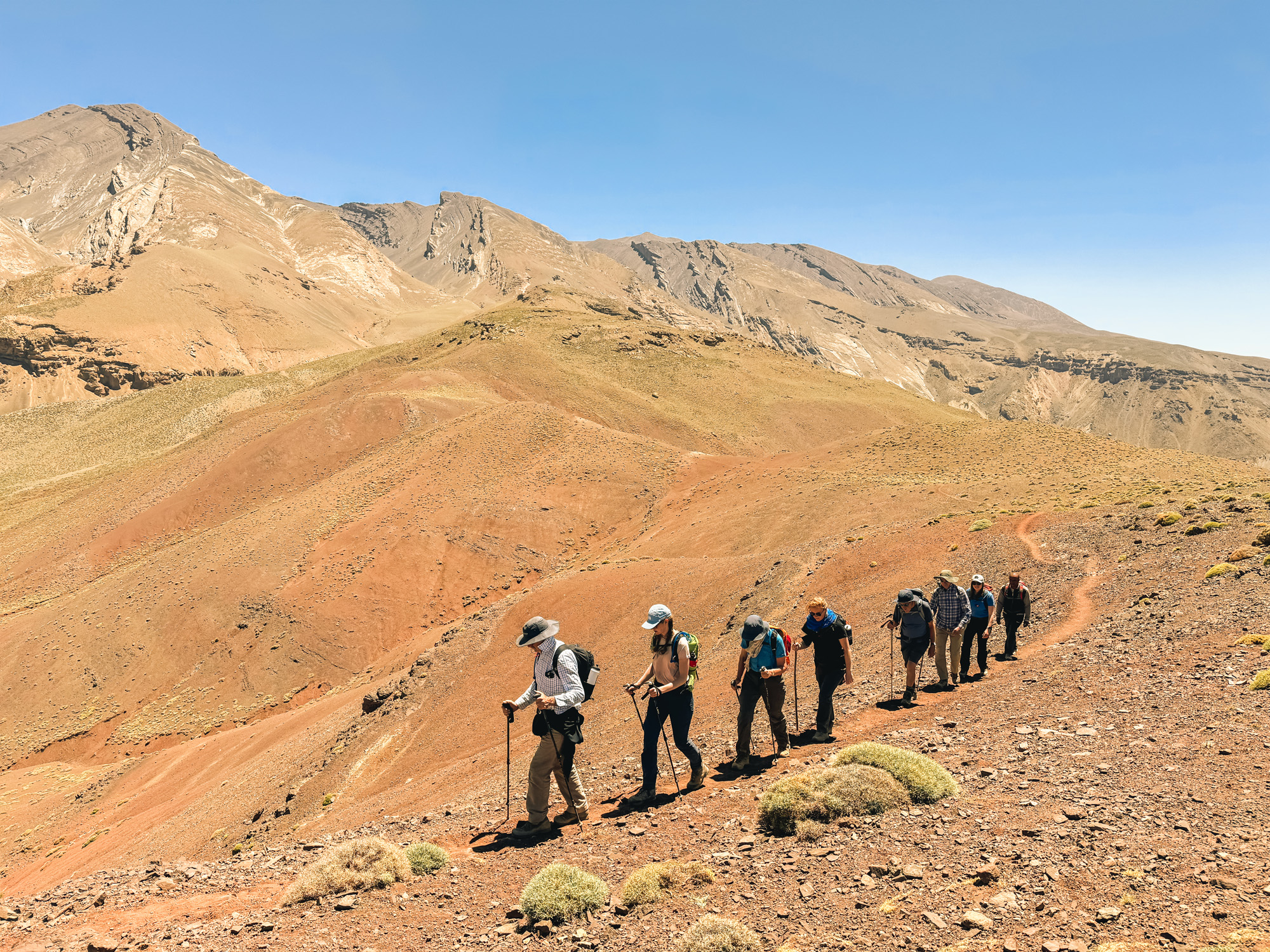 Randonneurs progressant sur un sentier dans le Haut Atlas marocain