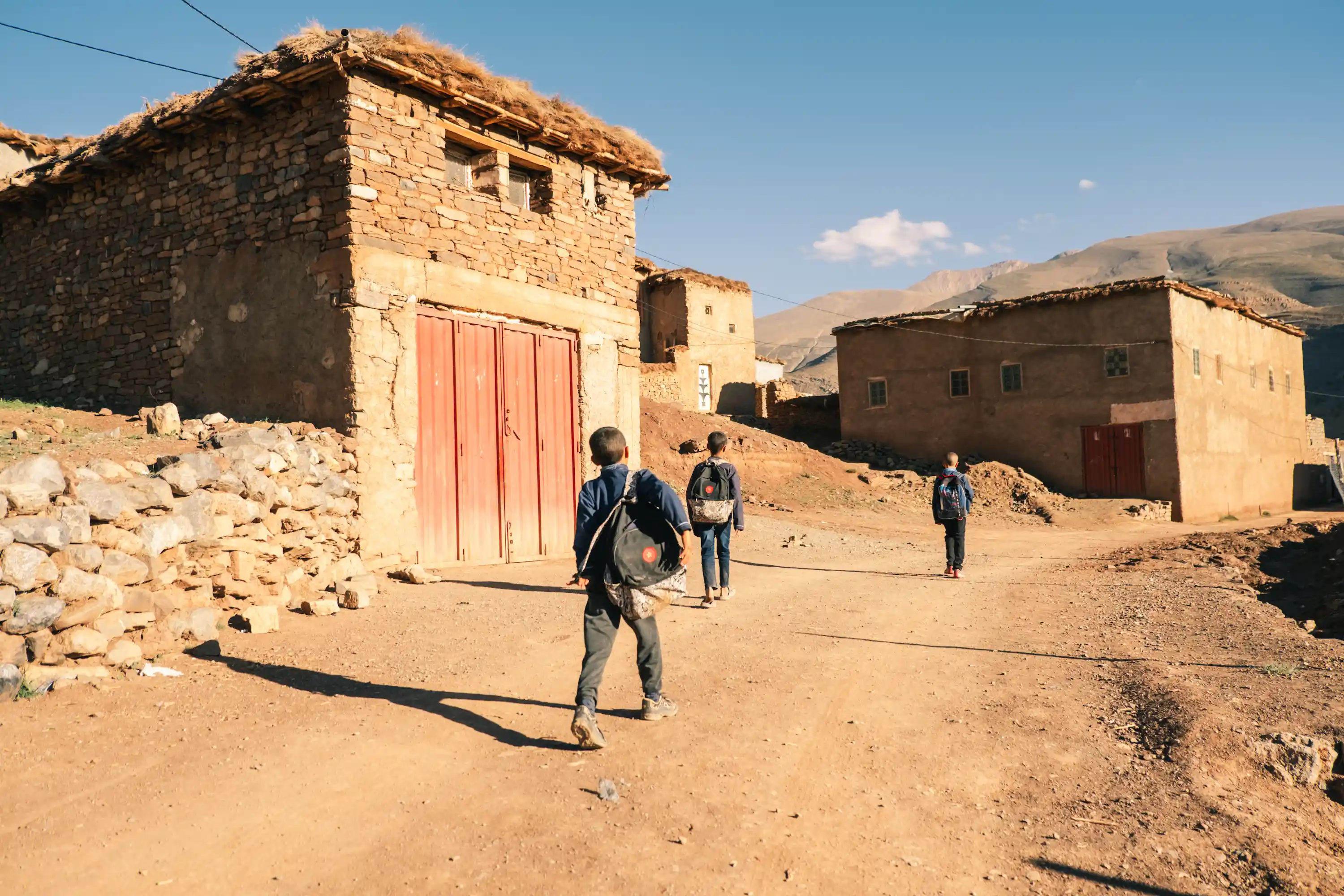 Randonneurs dans un village berbère traditionnel du Haut Atlas marocain