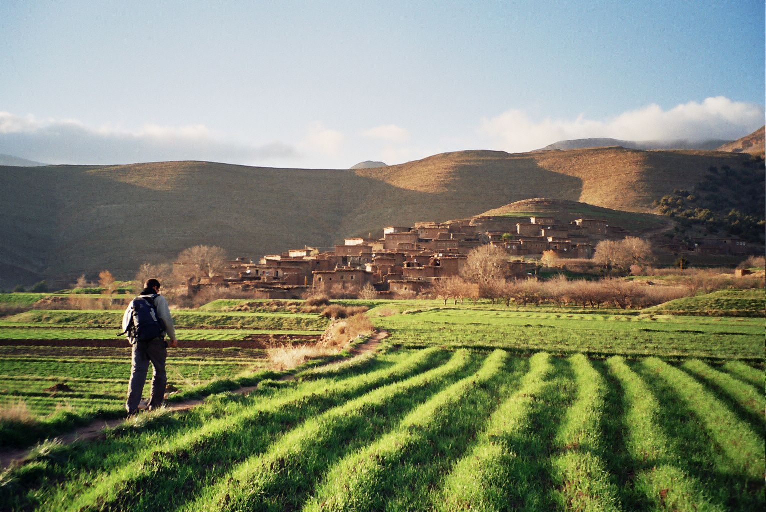 Randonneur dans la vallée d'Aït Bougmez, Haut Atlas marocain verdoyant