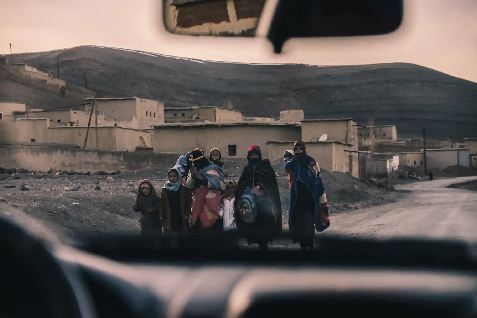 Femmes berbères marchant dans un village de l'Atlas marocain à l'aube