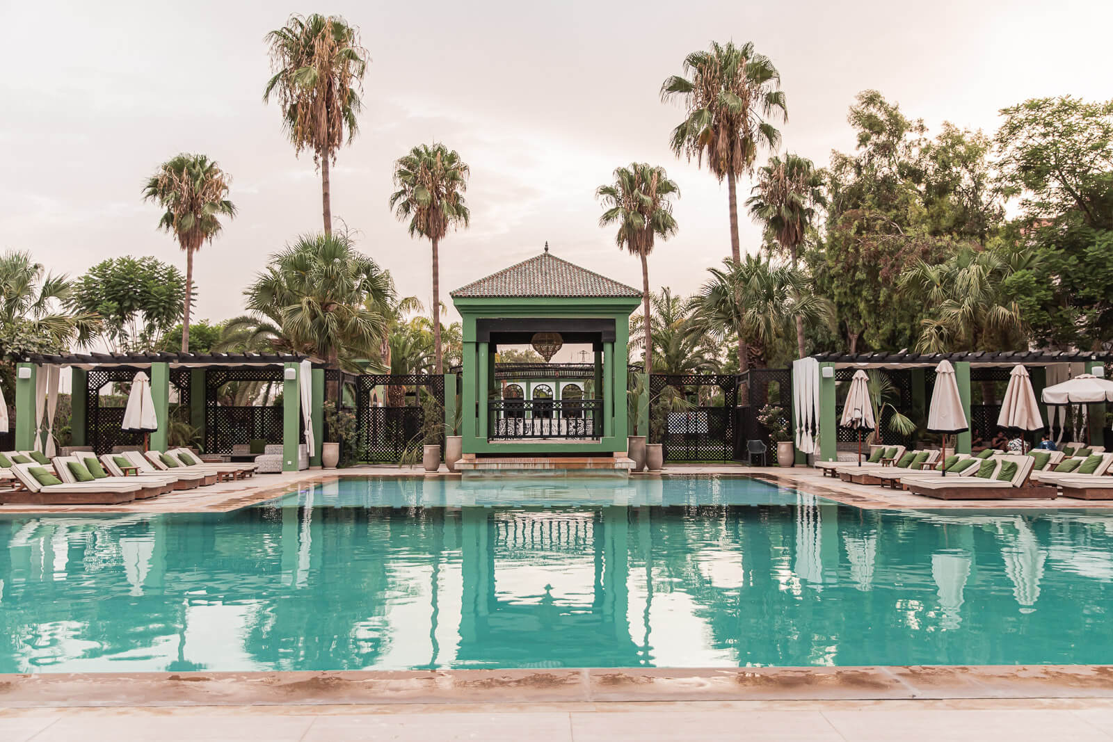 Panorama de la piscine du Jardin de l'Hivernage à Marrakech