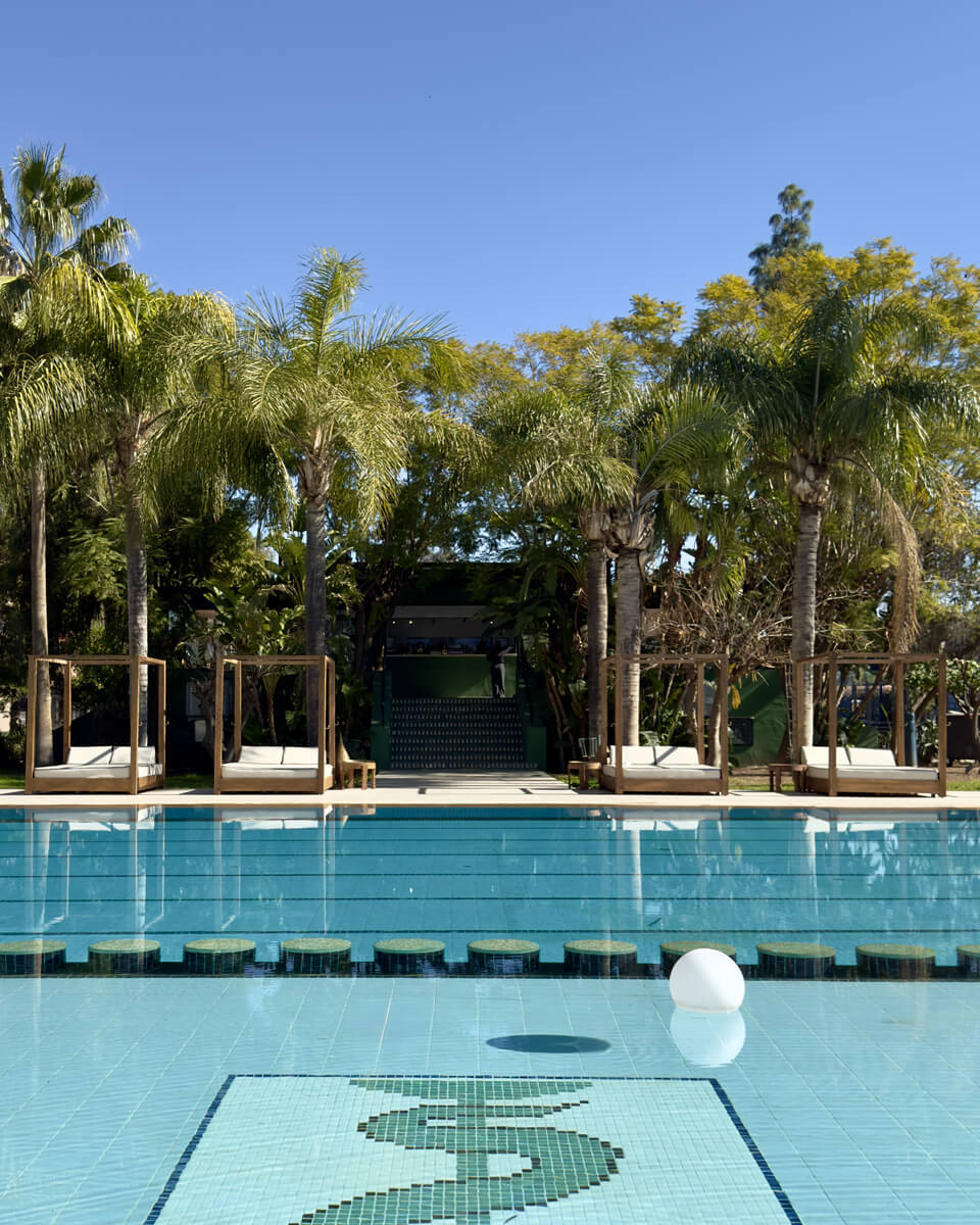 Piscine semi-olympique avec beds à Marrakech