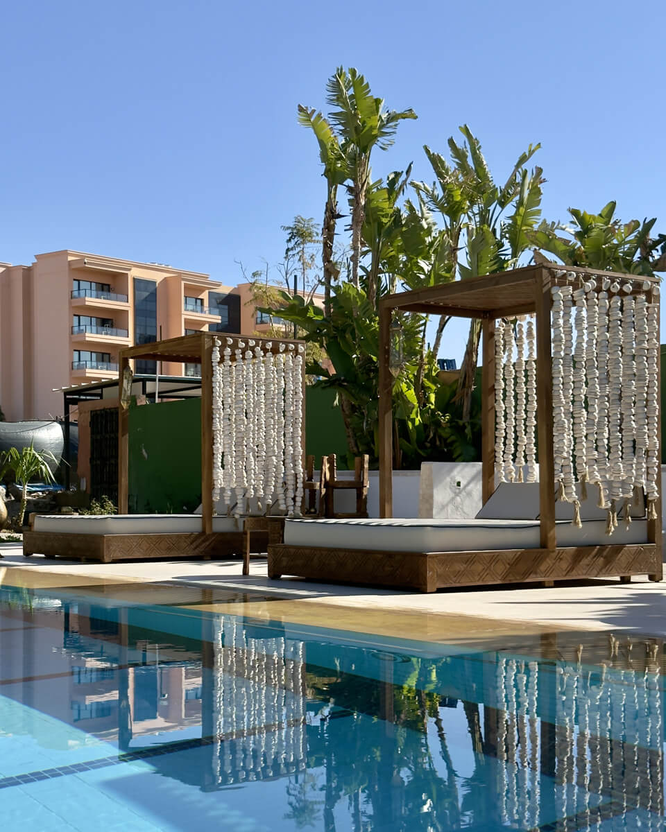 Bed au bord de l'eau au Jardin de l'Hivernage de Marrakech