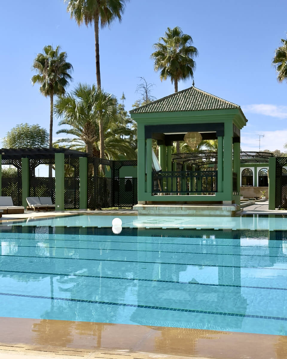 La piscine du Jardin de l'Hivernage et son kiosque