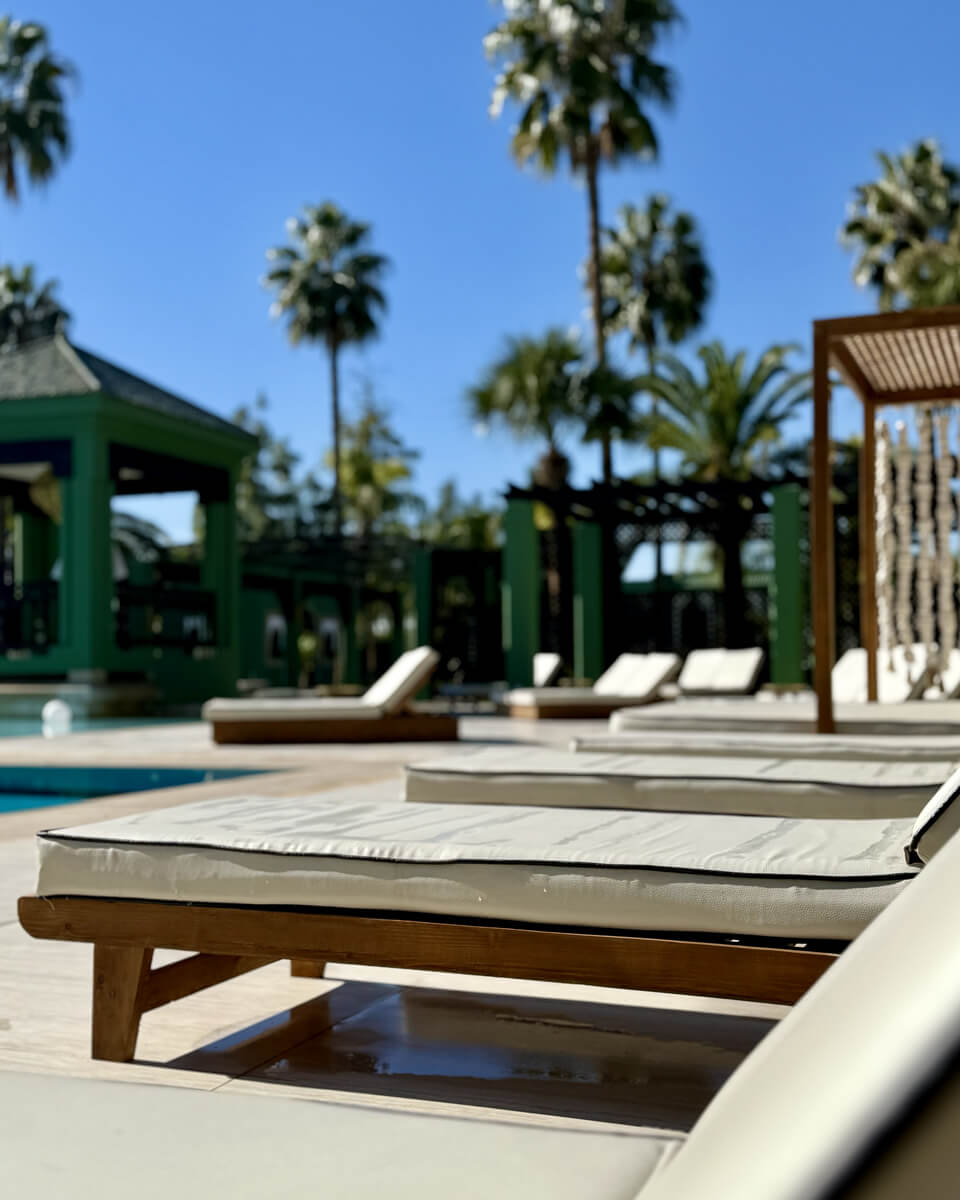 Transats au bord de la piscine du Jardin de l'Hivernage