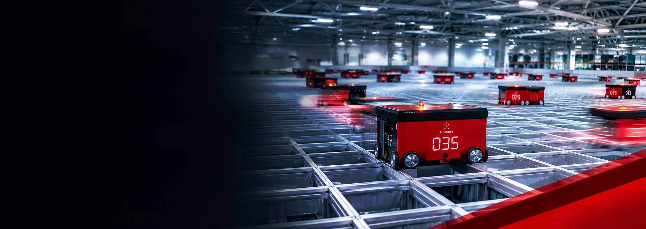 Autostore z robotami autonomicznymi z cyfrowymi wyświetlaczami poruszającymi się po metalowej siatce.