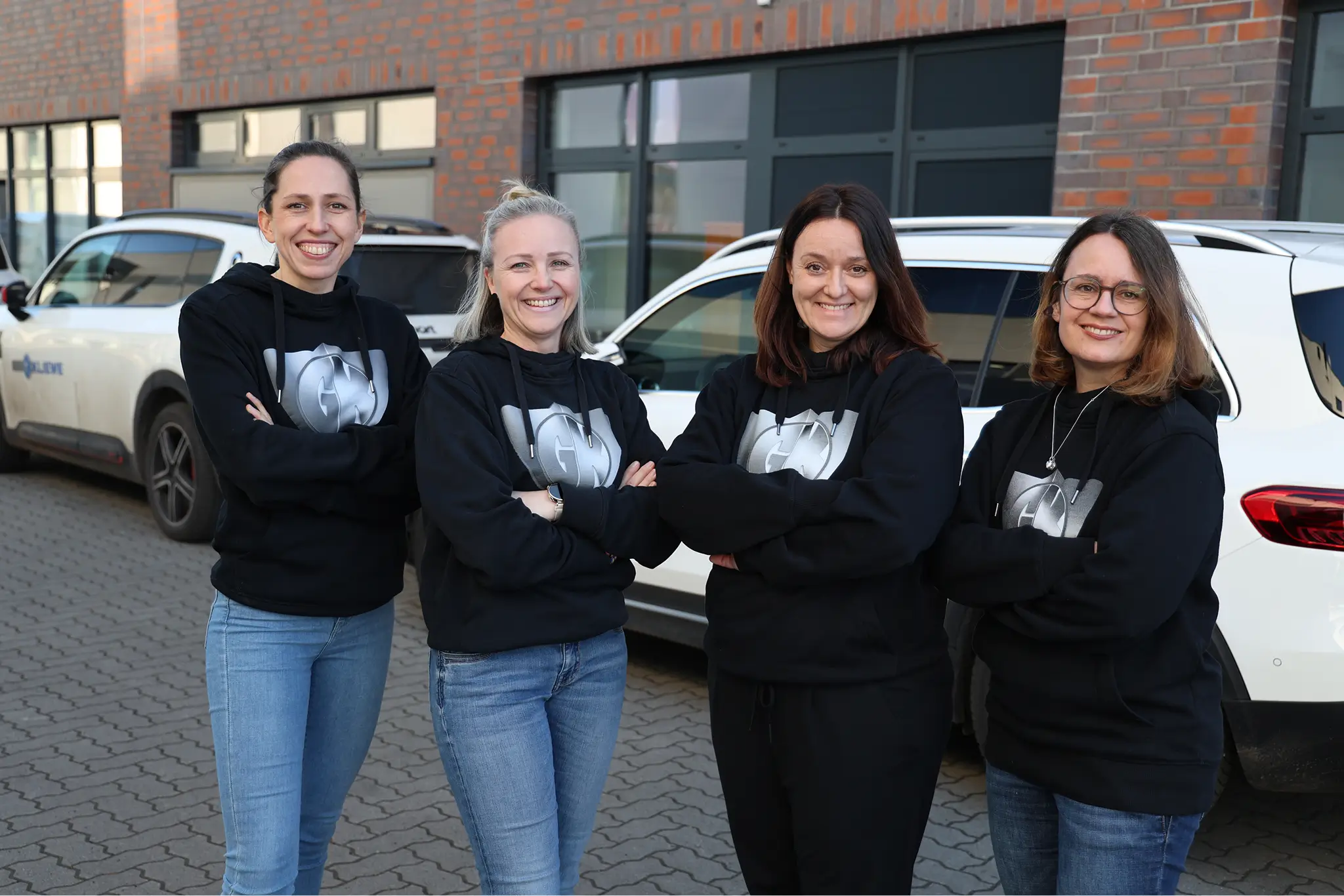 Kliewe-Mitarbeiter stehen nebeneinander und lächeln in die Kamera.