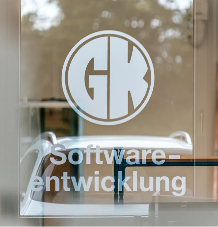 Fenstertür mit Logo GK und dem Schriftzug Software-entwicklung.