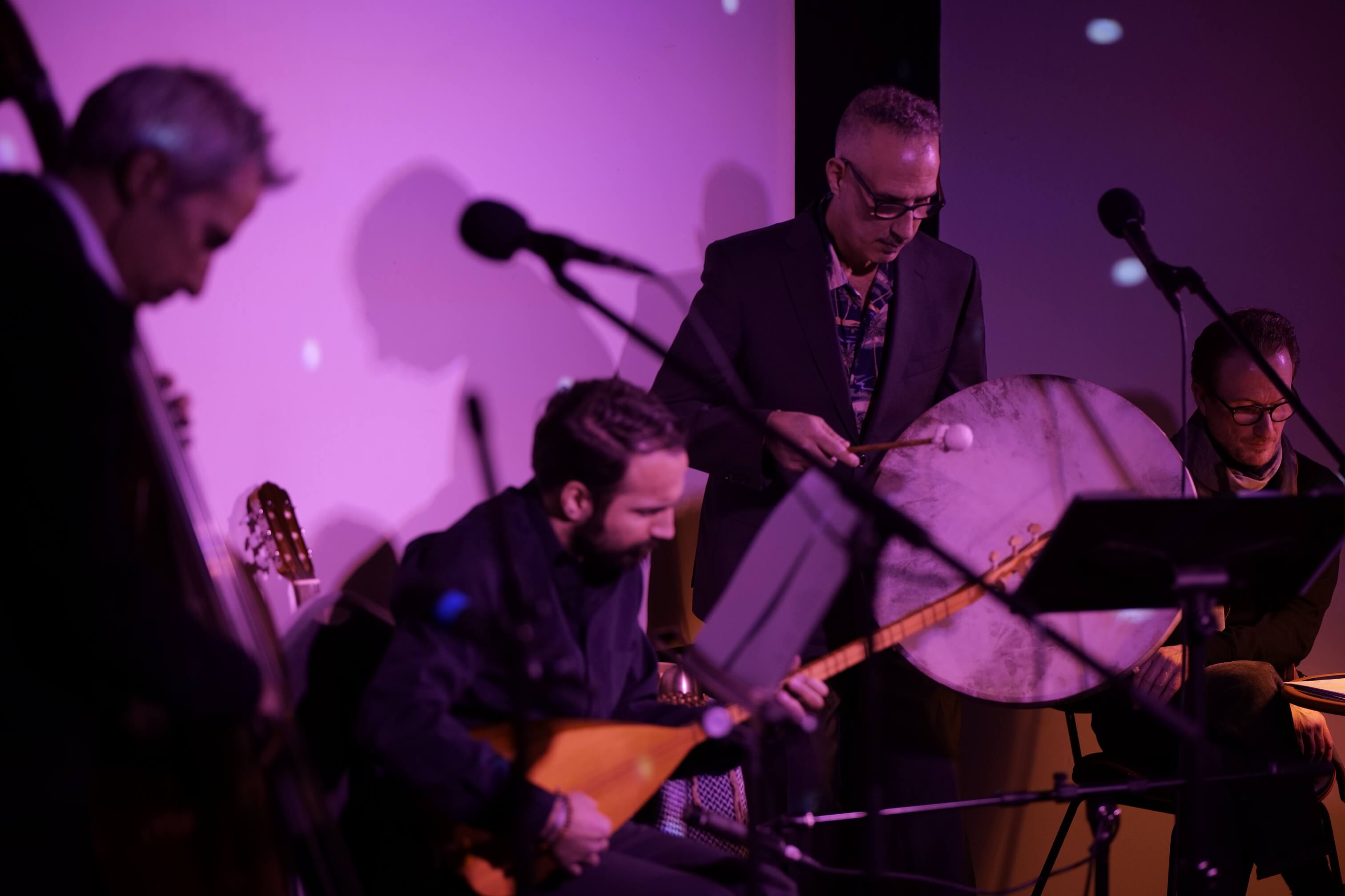 Mehrere Musiker auf der Lettrétagebühne