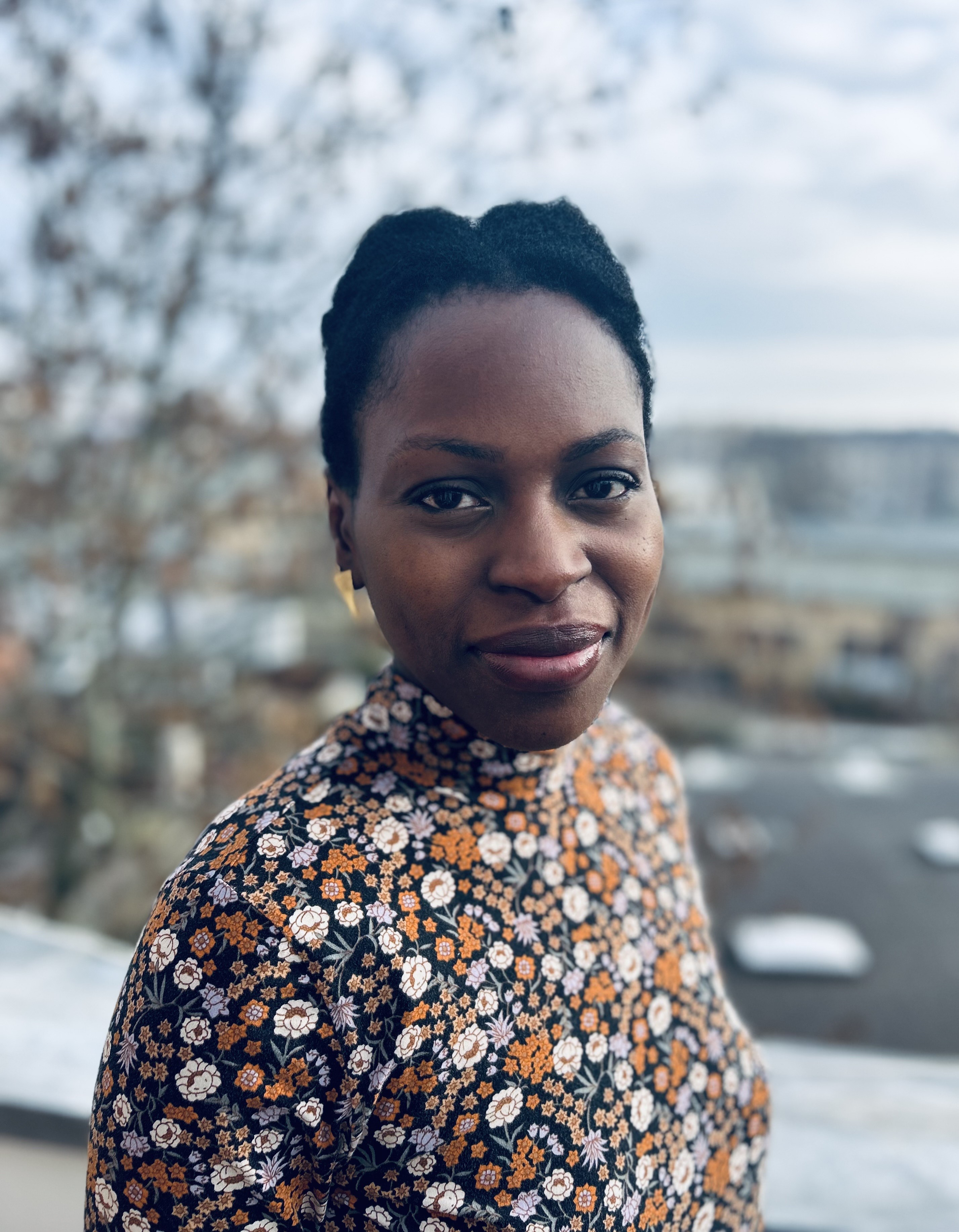 Frau in geblümtem Oberteil