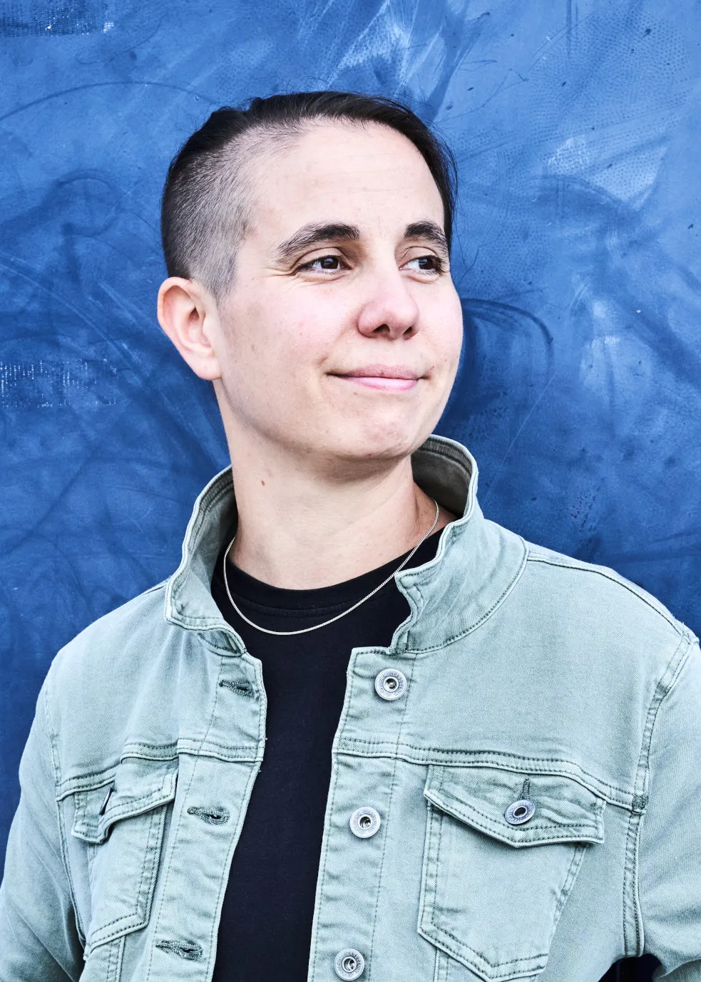 Porträtfoto von Sophia Barthelmes, sie trägt einen Sidecut, ein schwarzes Shirt und eine hellblaue Jeansjacke