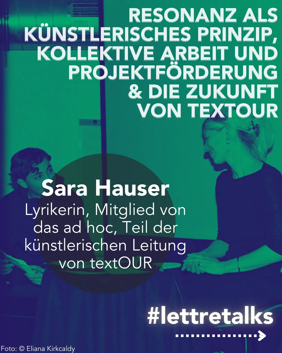 Sara Hauser und ein Schüler zusammen auf der Bühne