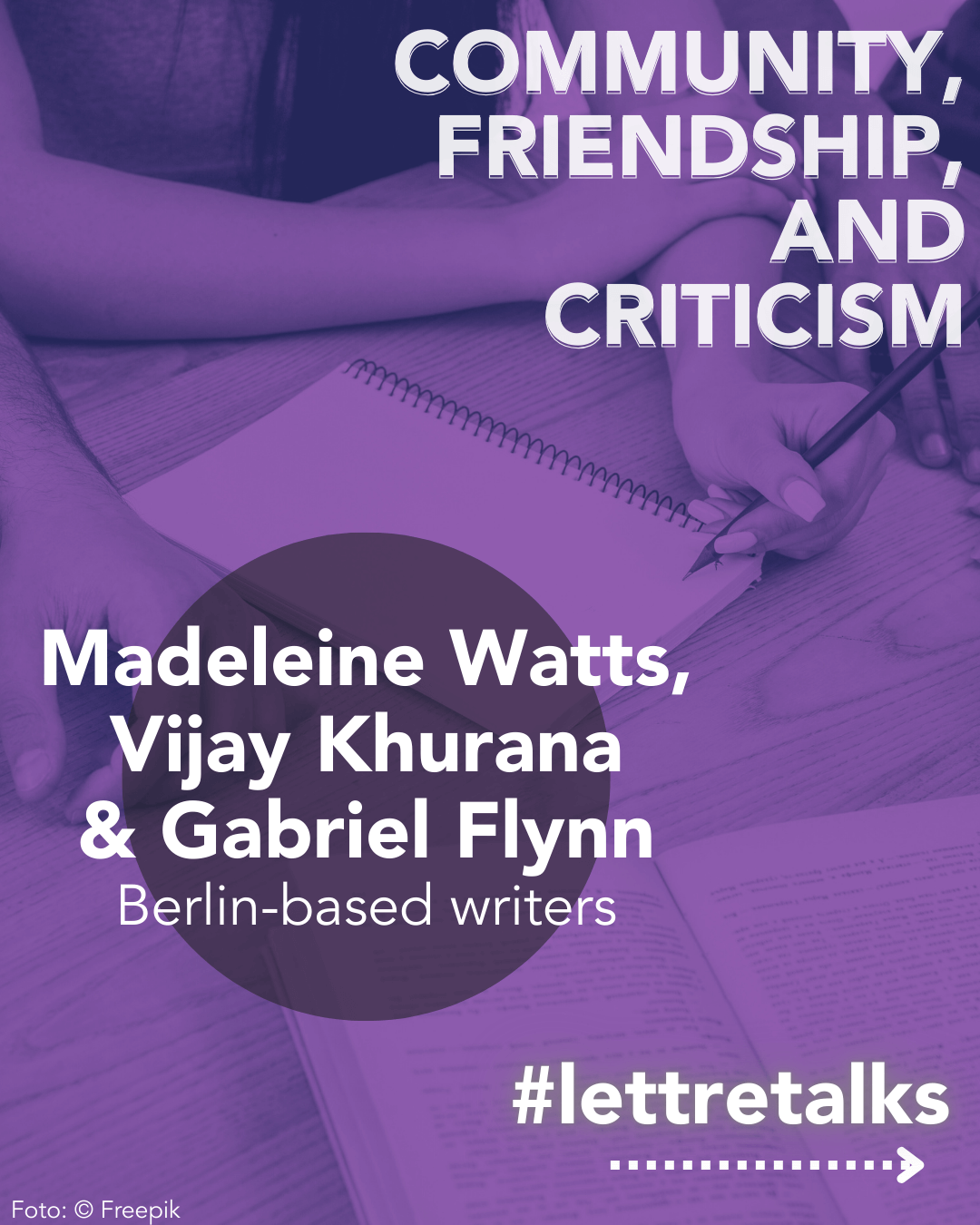 Nahaufnahme der Hände von mehreren Menschen, die um einen Tisch sitzen. Eine Hand hält einen Stift über einem Notizblock.