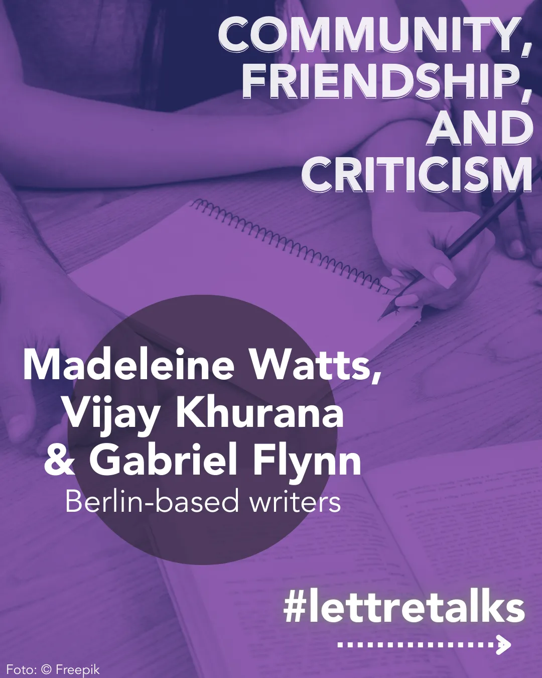 Nahaufnahme der Hände von mehreren Menschen, die um einen Tisch sitzen. Eine Hand hält einen Stift über einem Notizblock.