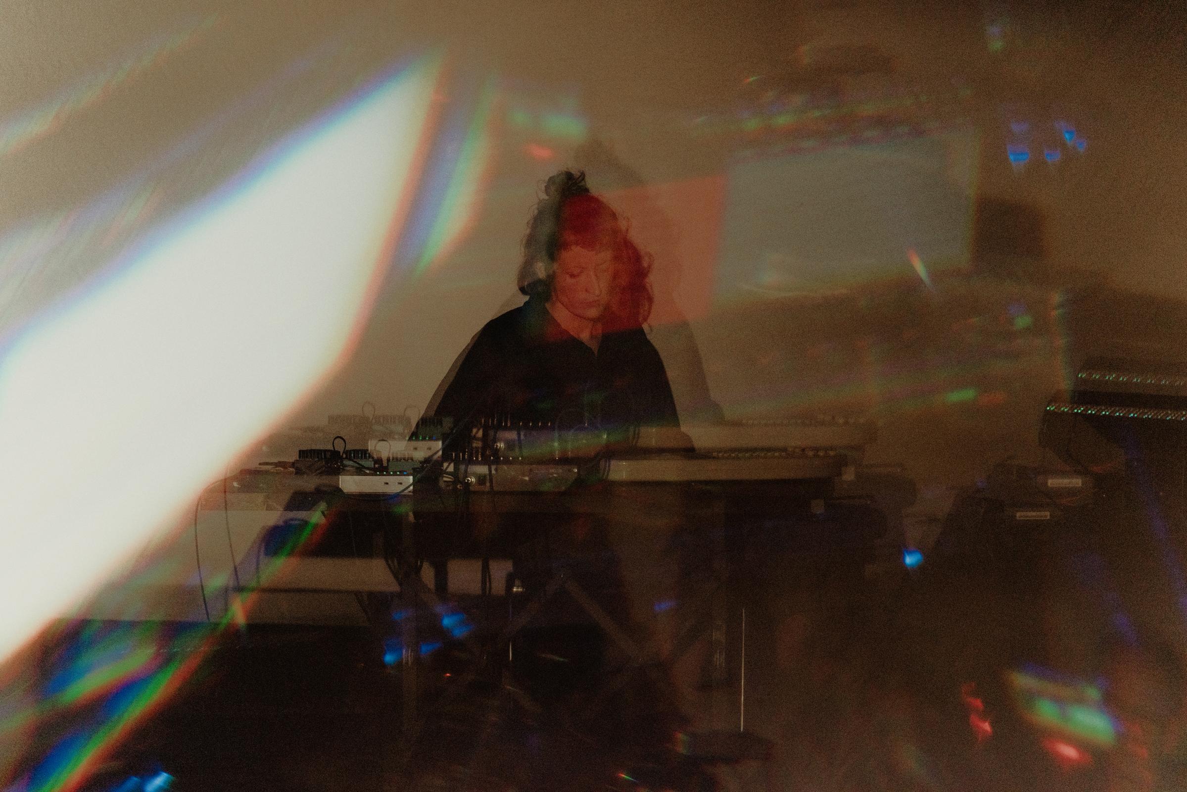 burgund t brandt steht an einem Mischpult