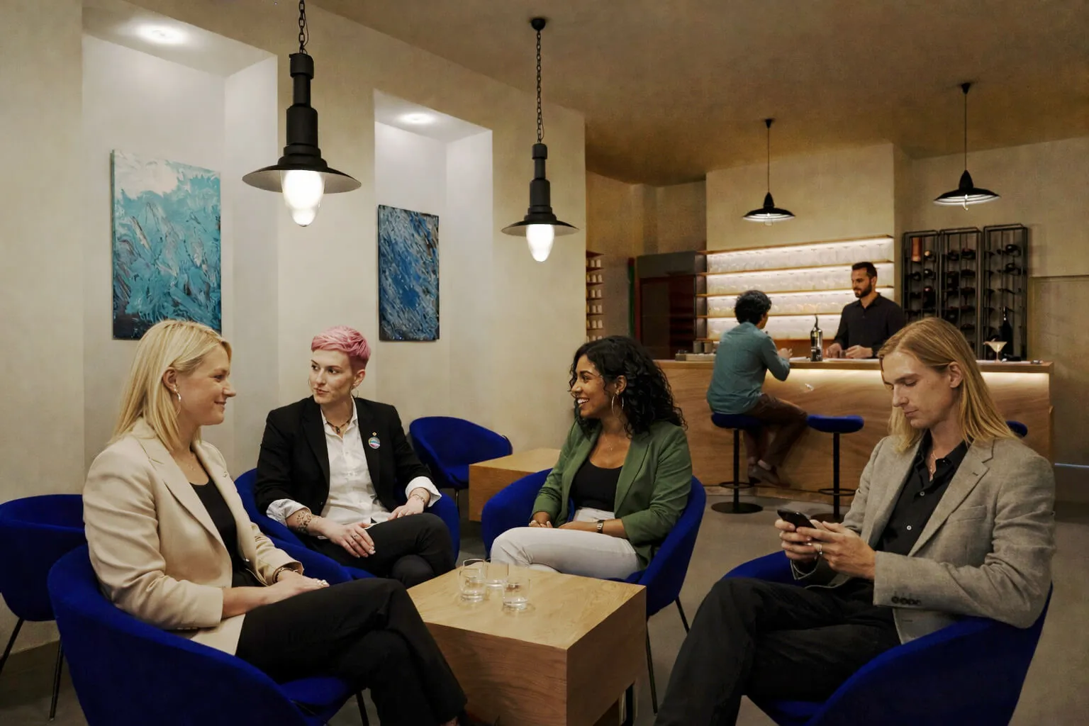 Barbereich, in dem verschiedene Menschen in Loungemöbeln sitzen