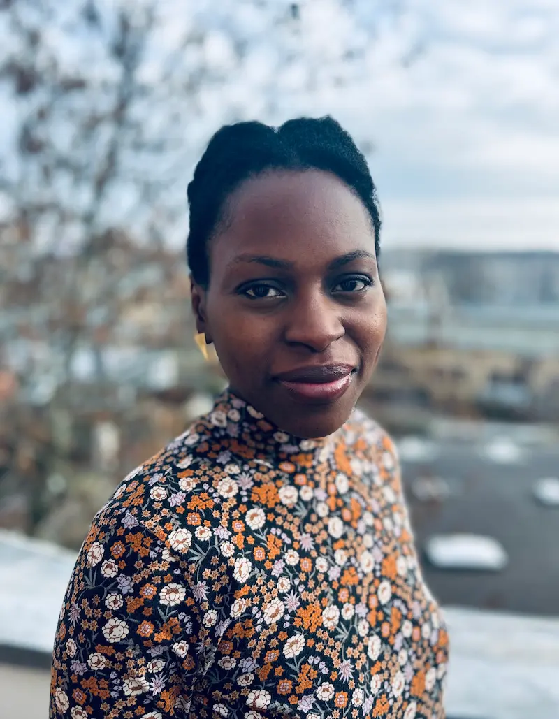 Frau in geblümtem Oberteil