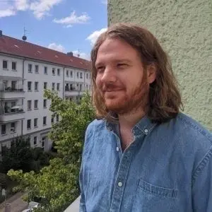 Alexander Wells in Jeanshemd