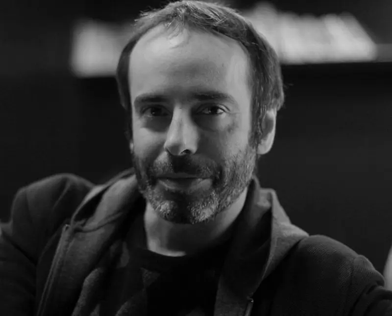 Schwarzweiß Porträtfoto von Marc Samper. Er blickt freundlich in die Kamera.