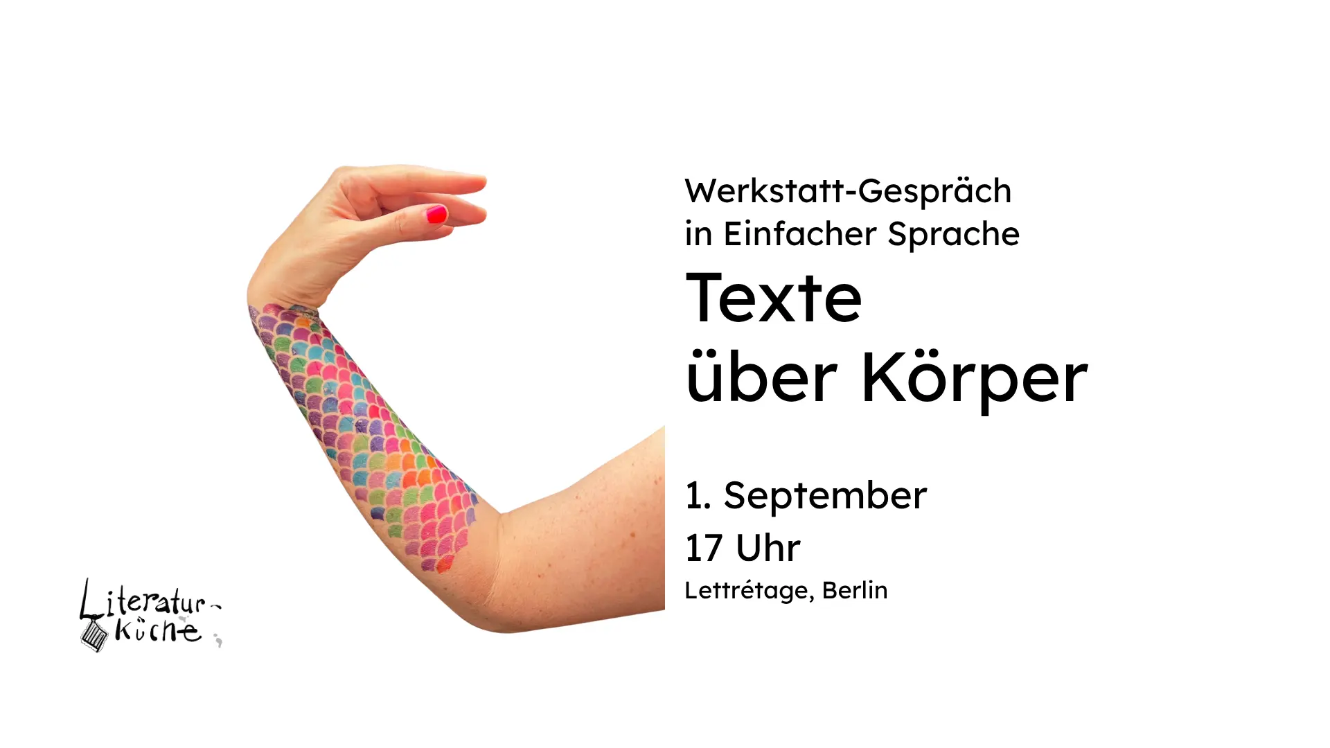 Ein angewinkelter Arm ist mit bunten Fischschuppen bemalt. Das Handgelenk ist abgeknickt, so dass die Hand nach rechts zeigt.
