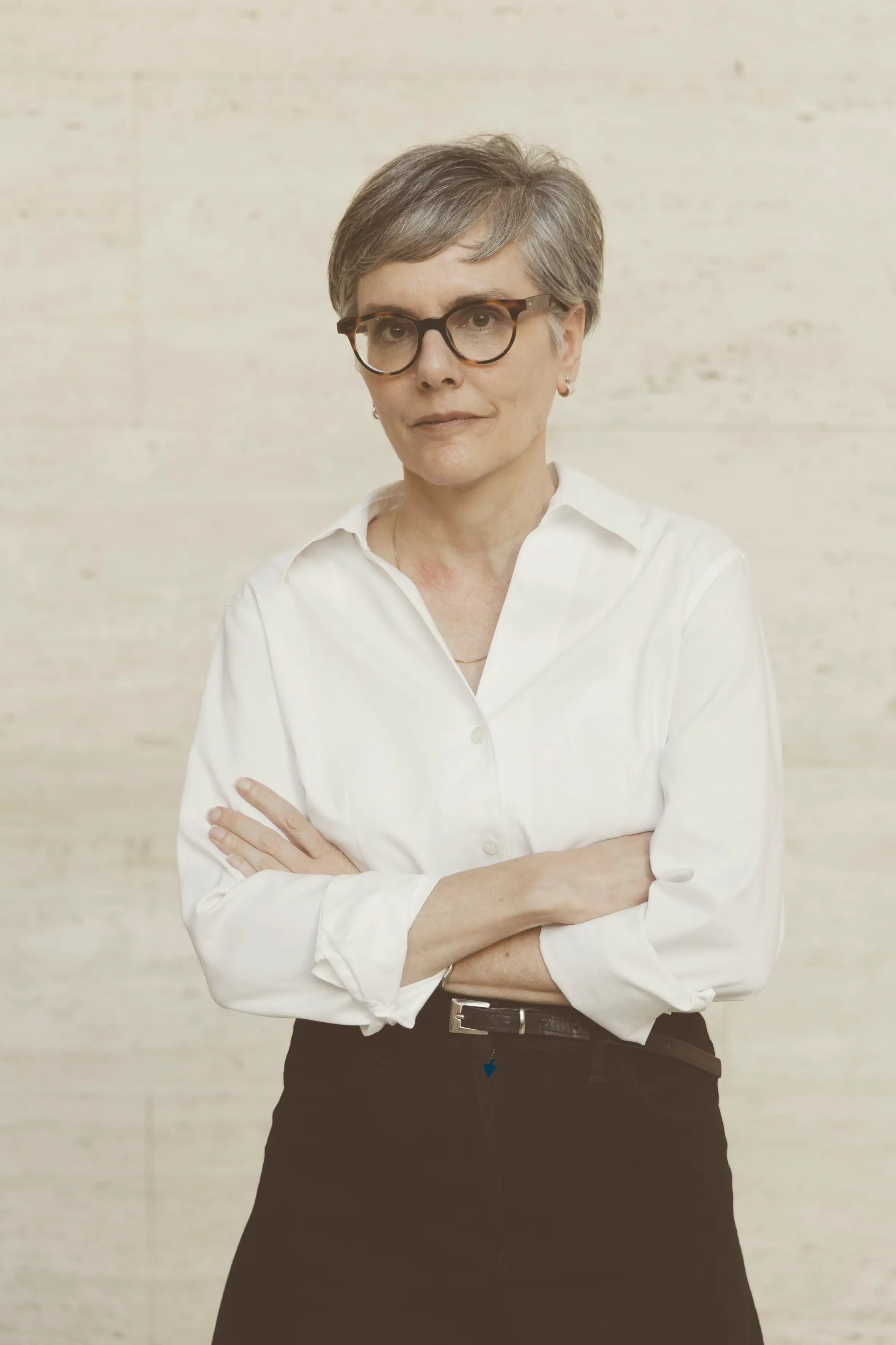 Mariana Dimópulos blickt mit verschränkten Armen in die Kamera.
