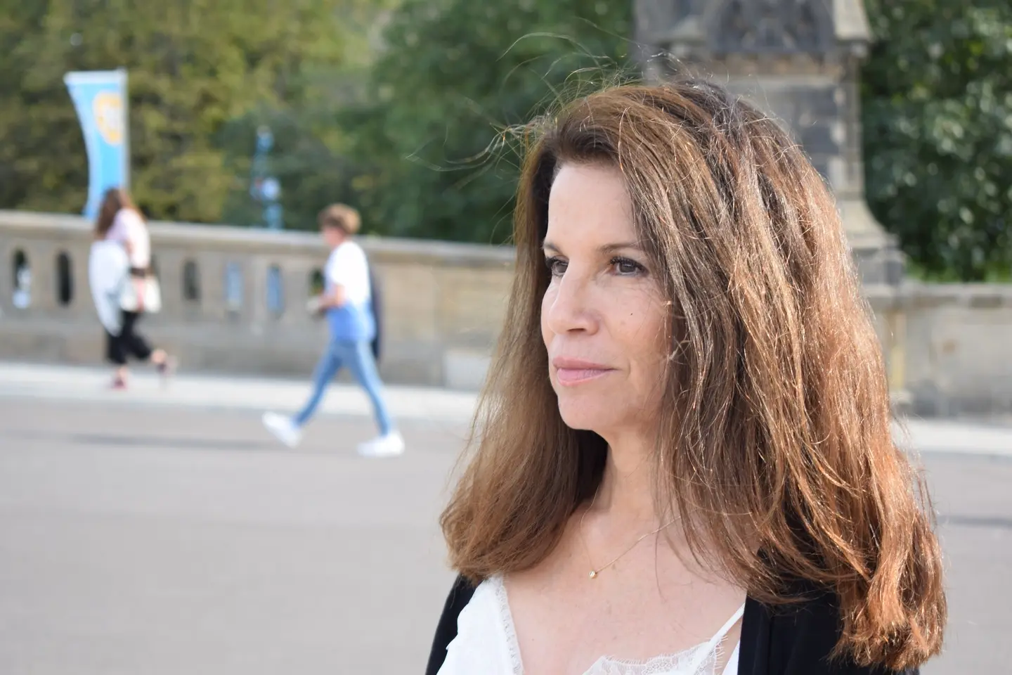 Patricia Cerda im Freien auf einer Brücke