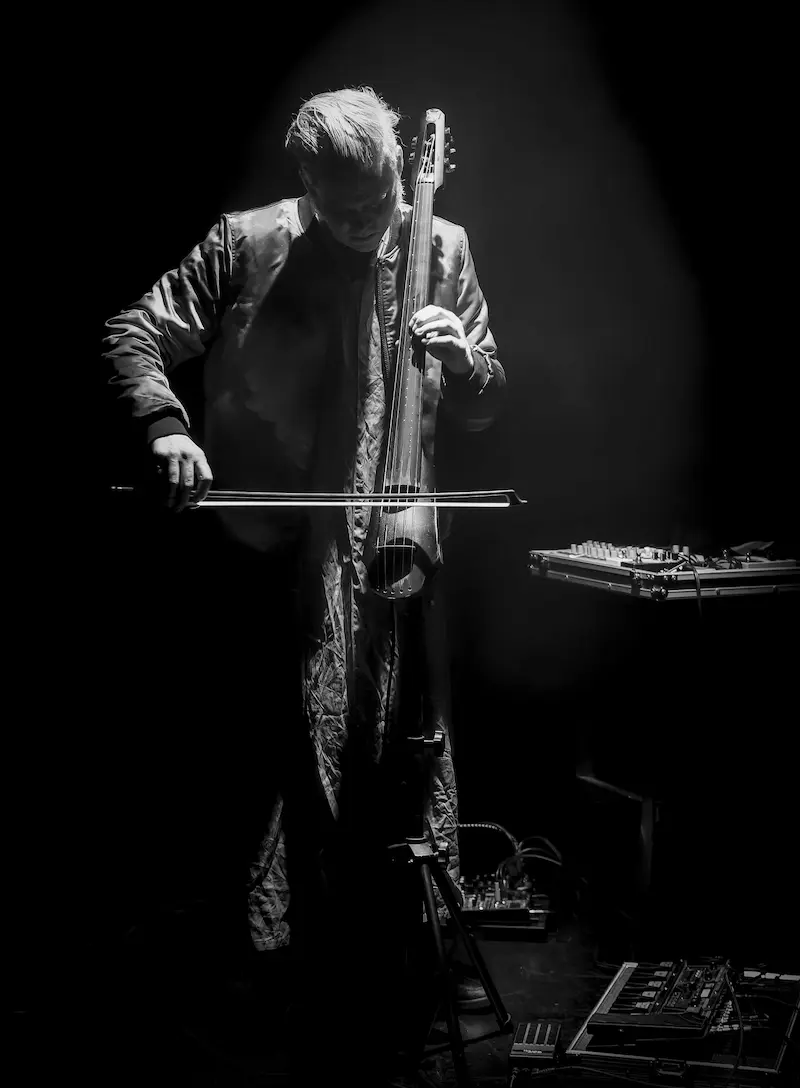 Portrait des Musikers, mit Instrument