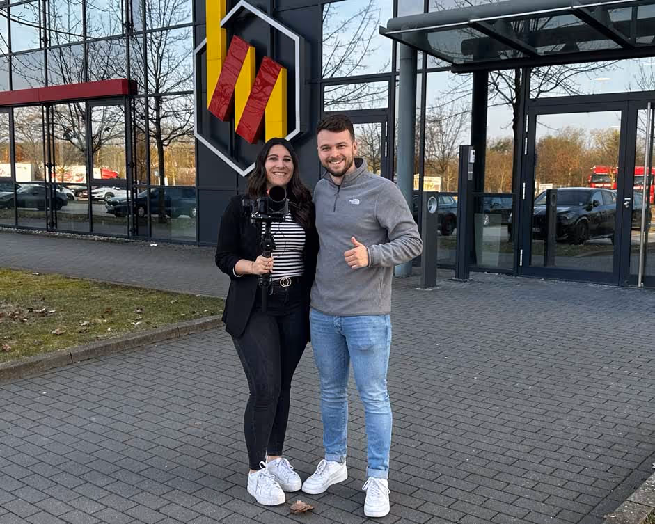 Paul Gerngross posiert vor dem Gebäude der Firma Simon Hegele
