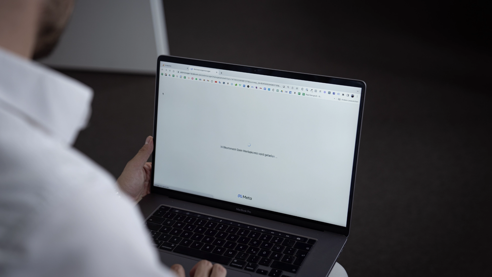 Ein Bild das das Öffnen eines Werbeaccounts auf der Werbeplattform Meta zeigt. Auf dieser Plattform wirbt Paul die Werbeagentur Gerngroß in Fürth für seine Kunden ebenfalls.