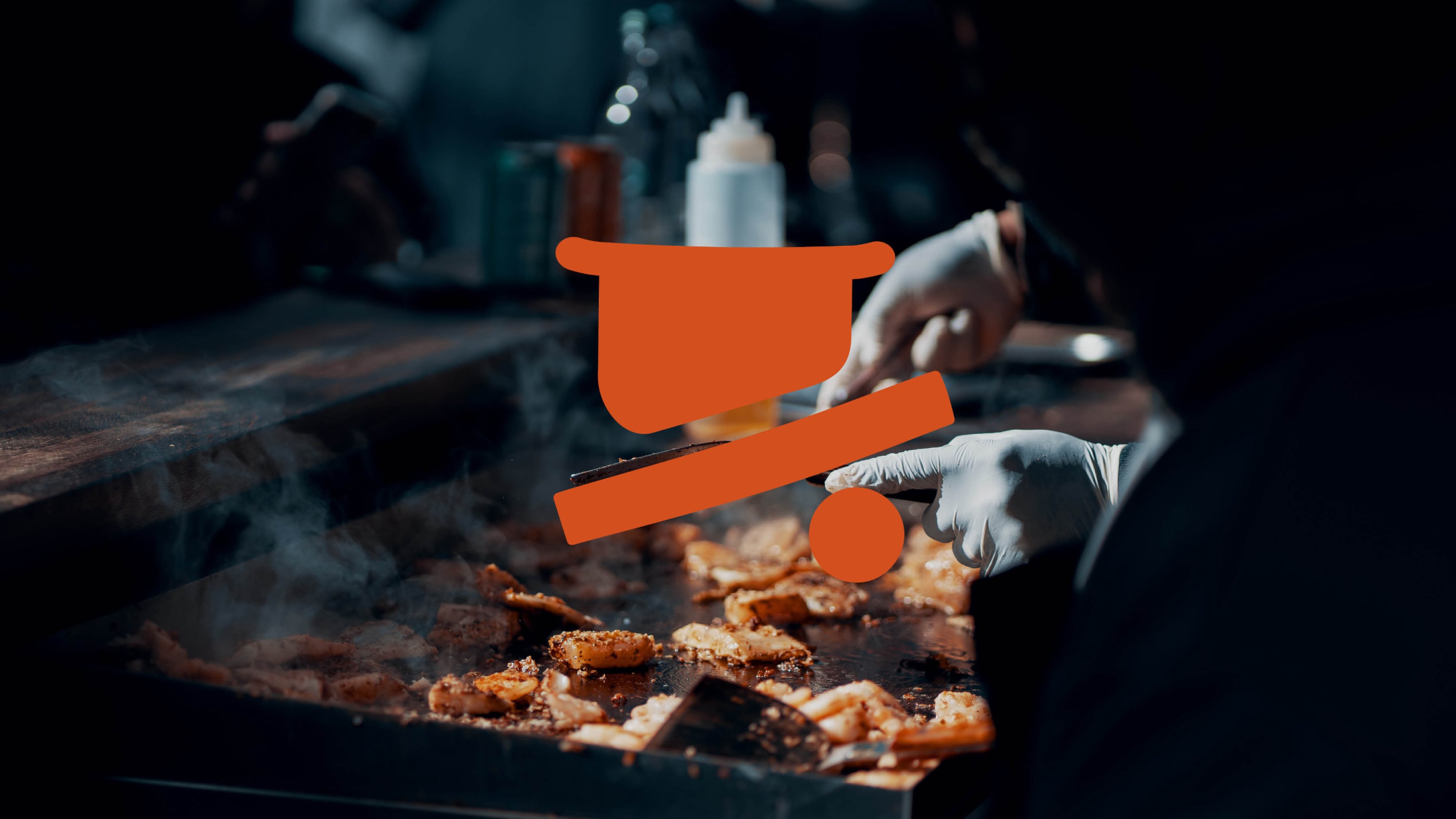 Préparation de viande sur une plancha fumante, avec des mains gantées du chef en cuisine et le logo Goulu orange en surimpression.