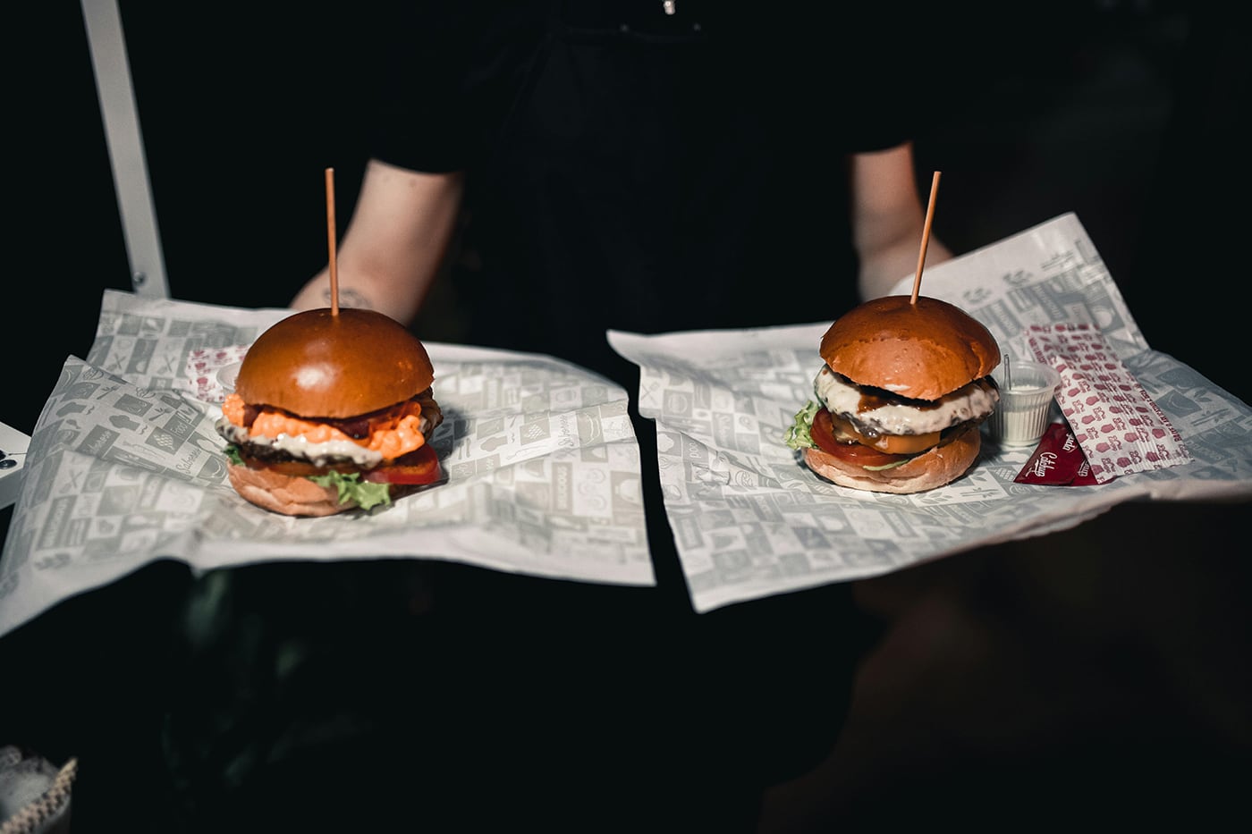photo de deux burgers