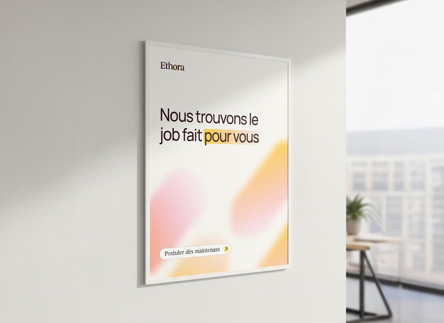 Affiche Ethora sur un mur, avec le message “Nous trouvons le job fait pour vous” et un fond dégradé doux.