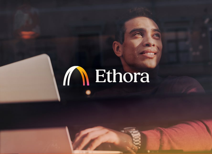 Homme souriant devant un ordinateur, avec le logo Ethora en surimpression.